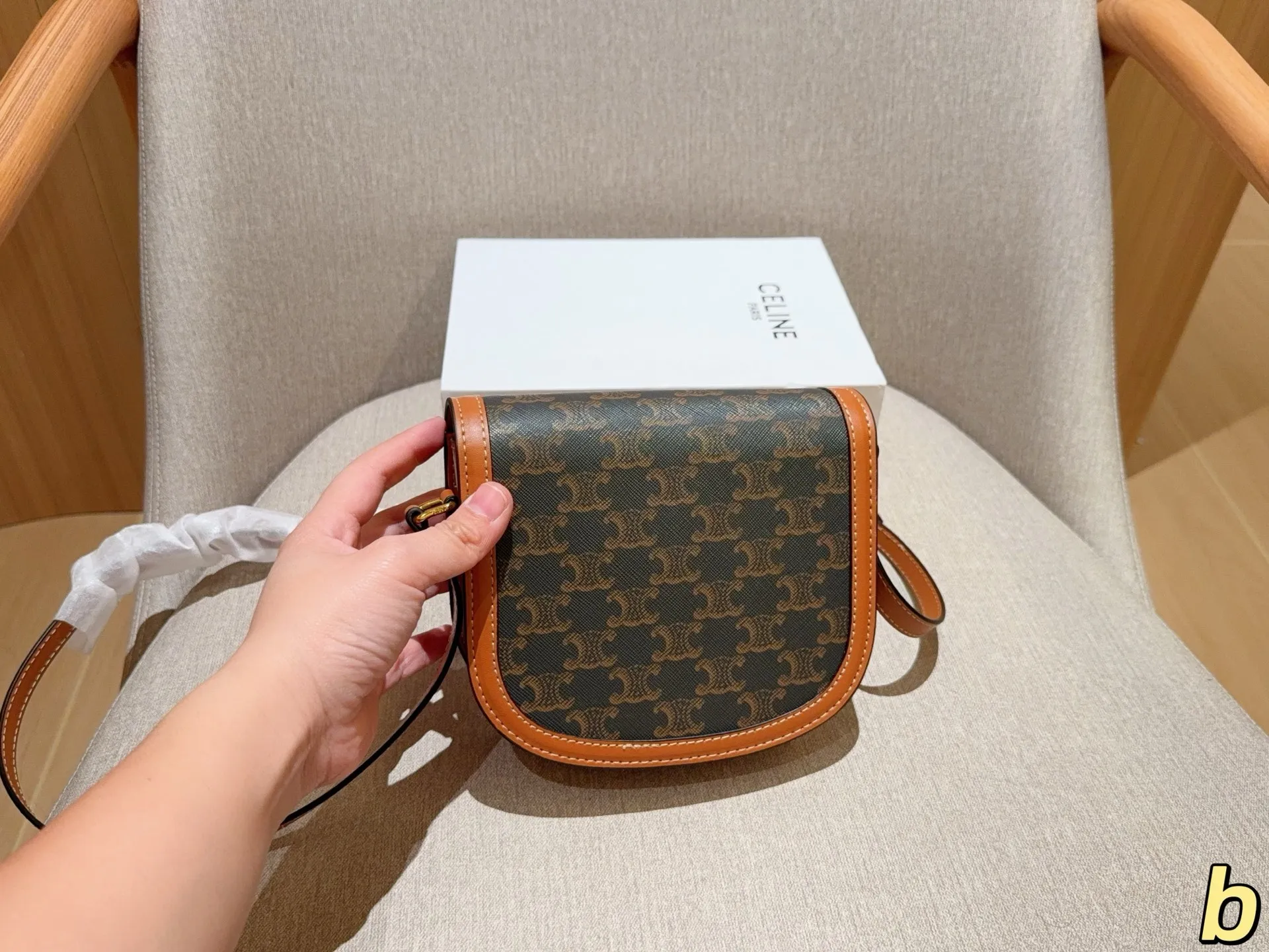 💰140 Celine/赛琳 经典半圆马鞍包 尺寸18×15×5 礼盒包装🎁
