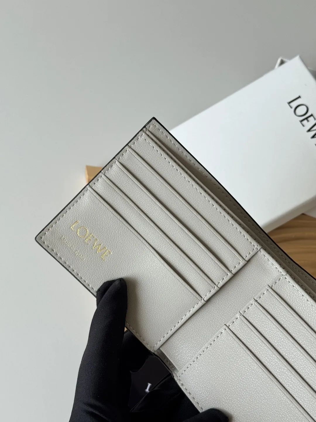 💰140包邮❗ 升级版 罗意威 loewe 牛皮压花 男士短款钱包 尺寸 ：11x10cm 型号 ：L1137 罗意威 Puzzle 几何牛皮钱包绵密的手感， 很有质感男女通用