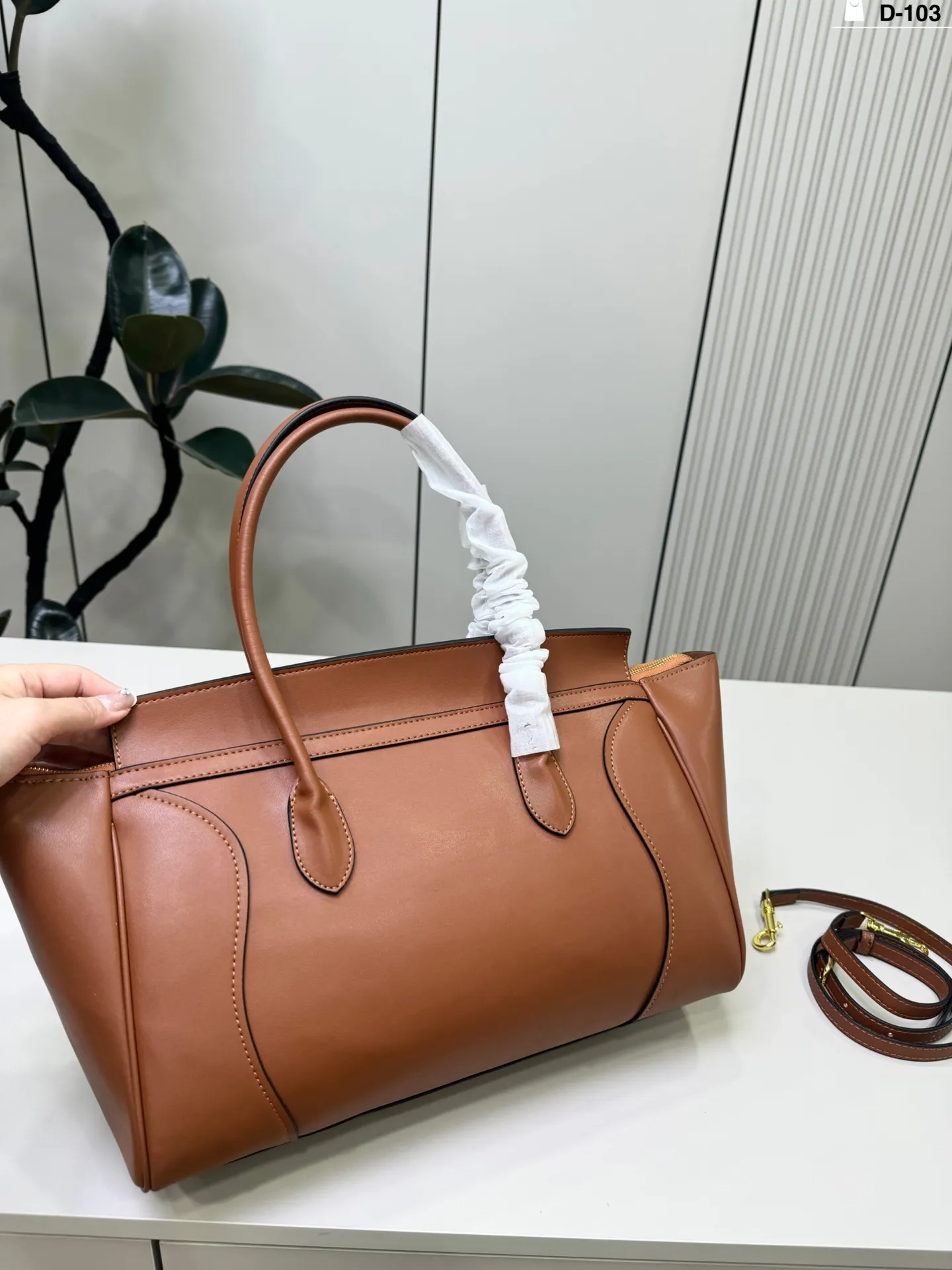 💰p200 D-103尺寸36×22 CELINE 赛琳New Luggage 手袋笑脸包 通勤休闲都很适合。 手提斜挎都OK,实用又优雅,CELINE经典