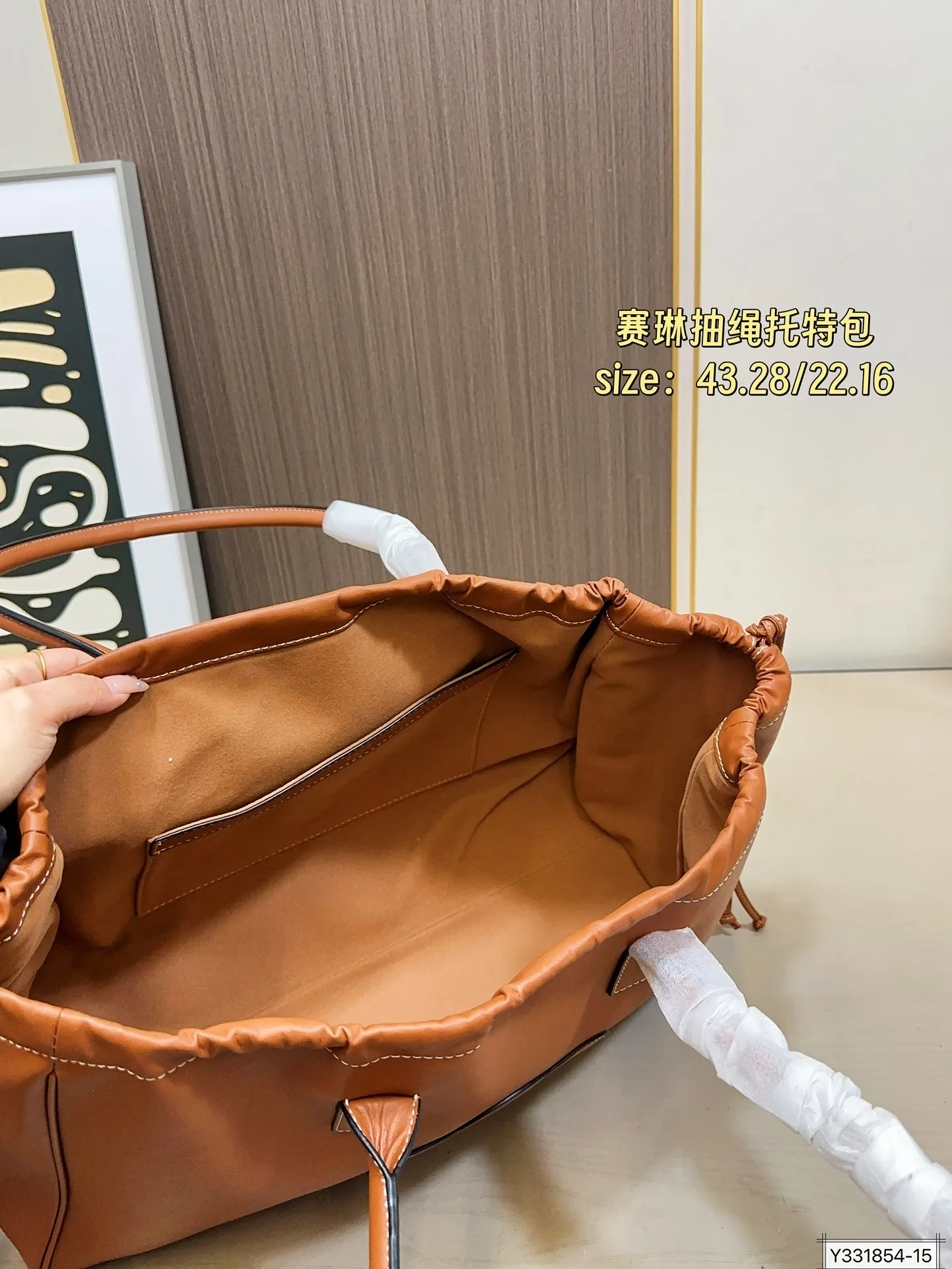 大号💰170 小号💰155 赛琳CELINE CABAS抽绳托特包CELINE 新出 手腕可随意弯曲，秋冬搭大衣也妥妥滴！随手拍都很高级～手提着真的太可爱优雅了。 尺寸：43 28/22.16