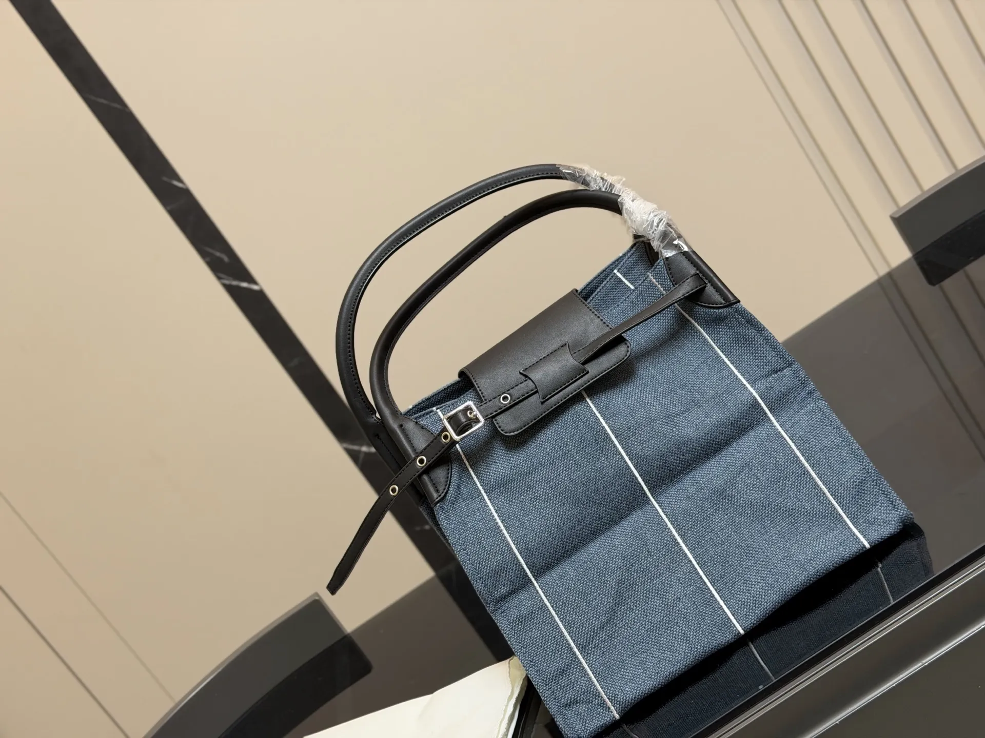 ¥130 赛琳 belt bag鲶鱼包, 简洁的线条, 柔软包的身, 牛皮🐂品质! 成为经典款IT bag之一 尺寸:32.31cm