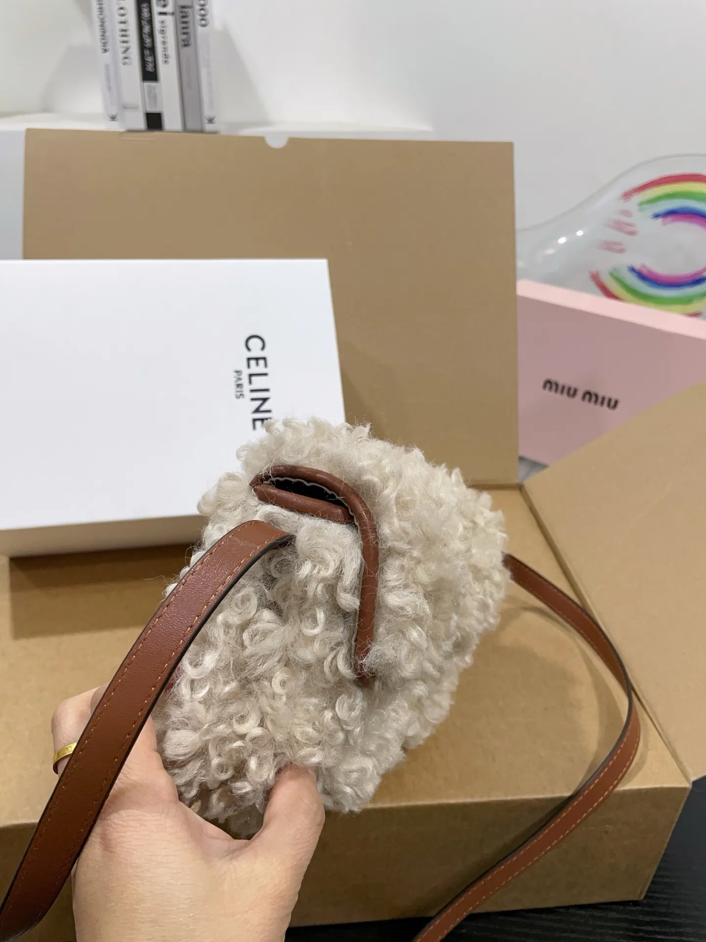 👑💰130💰配盒 赛琳原版羊羔毛hobo 红红火火恍恍惚惚出街啦~ 搭配衣服真的吼吼看~一秒时尚感千金风拉满红色也很显眼,好多场合都可以搭配 张元英同款~~~ 尺寸21cm