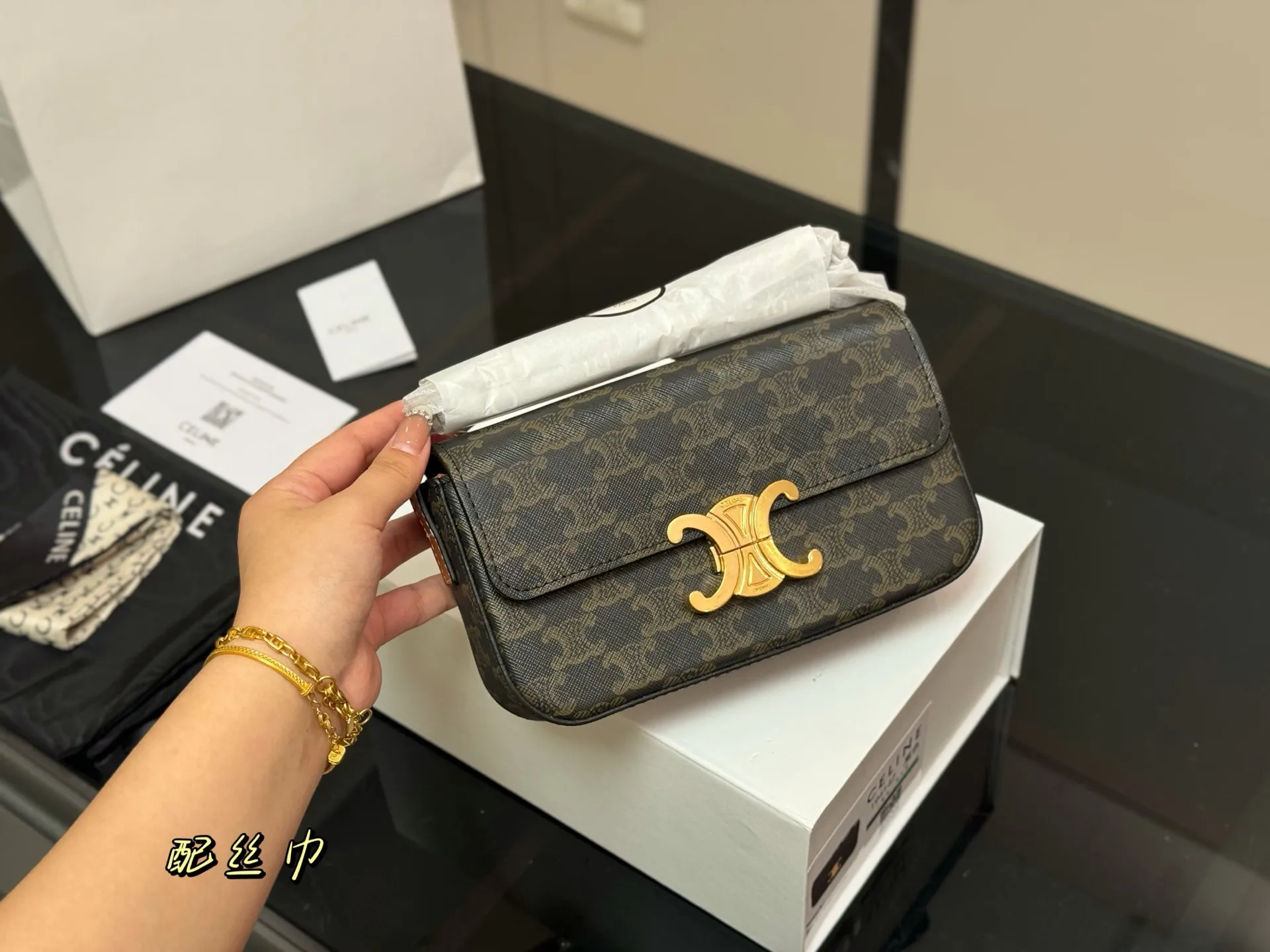 &yen;140 配盒 CELIN.Triomphe 配牛皮 赛琳最新款凯旋门腋下包 长方形的轮廓复古感满满～ 随便穿什么搭配这个包都是高级风 尺寸：20.10cm