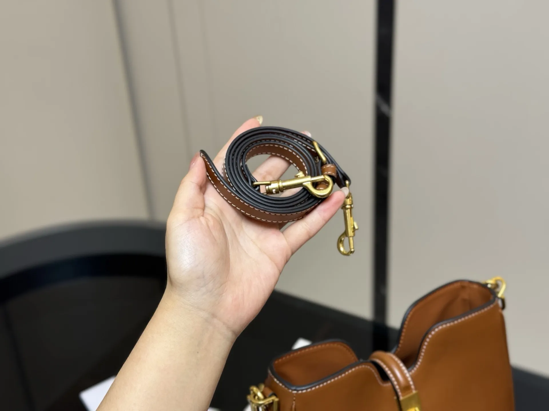 ¥190 折叠盒 size:24.21cm celine 赛琳ive新品托特包, 延续凯旋门 复古斜挎 , 耐看新款一点都不老套。