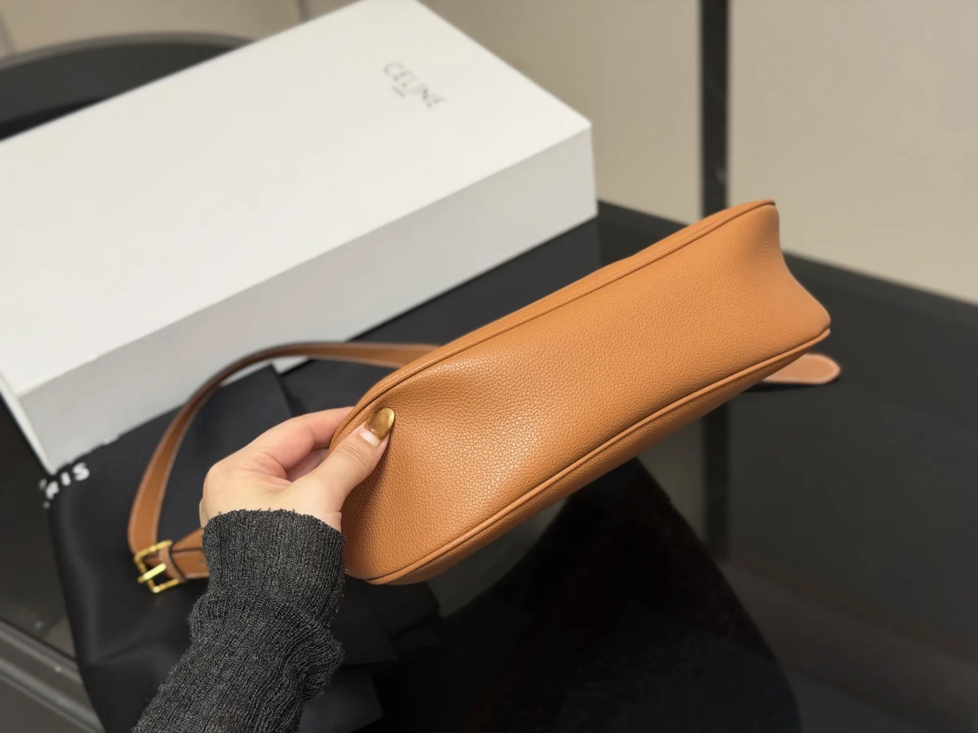 ¥185 配折叠盒 size:29.27cm celine 赛琳新品发布hobo腋下托特 延续凯旋门 复古斜挎 , 耐看经典一点都不老