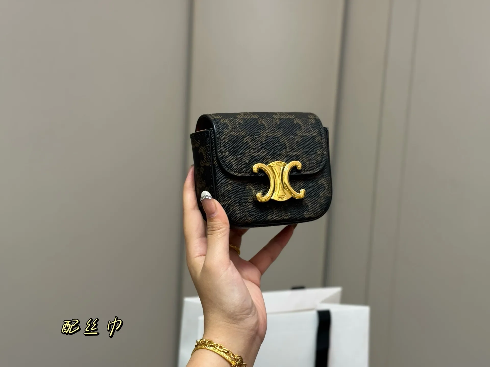 ¥140 配盒 size:10*12cm 赛琳迷你 硬币包 配牛皮 绝对可以荣登mini包着货量第一名了~ 想想都觉得要萌化了~