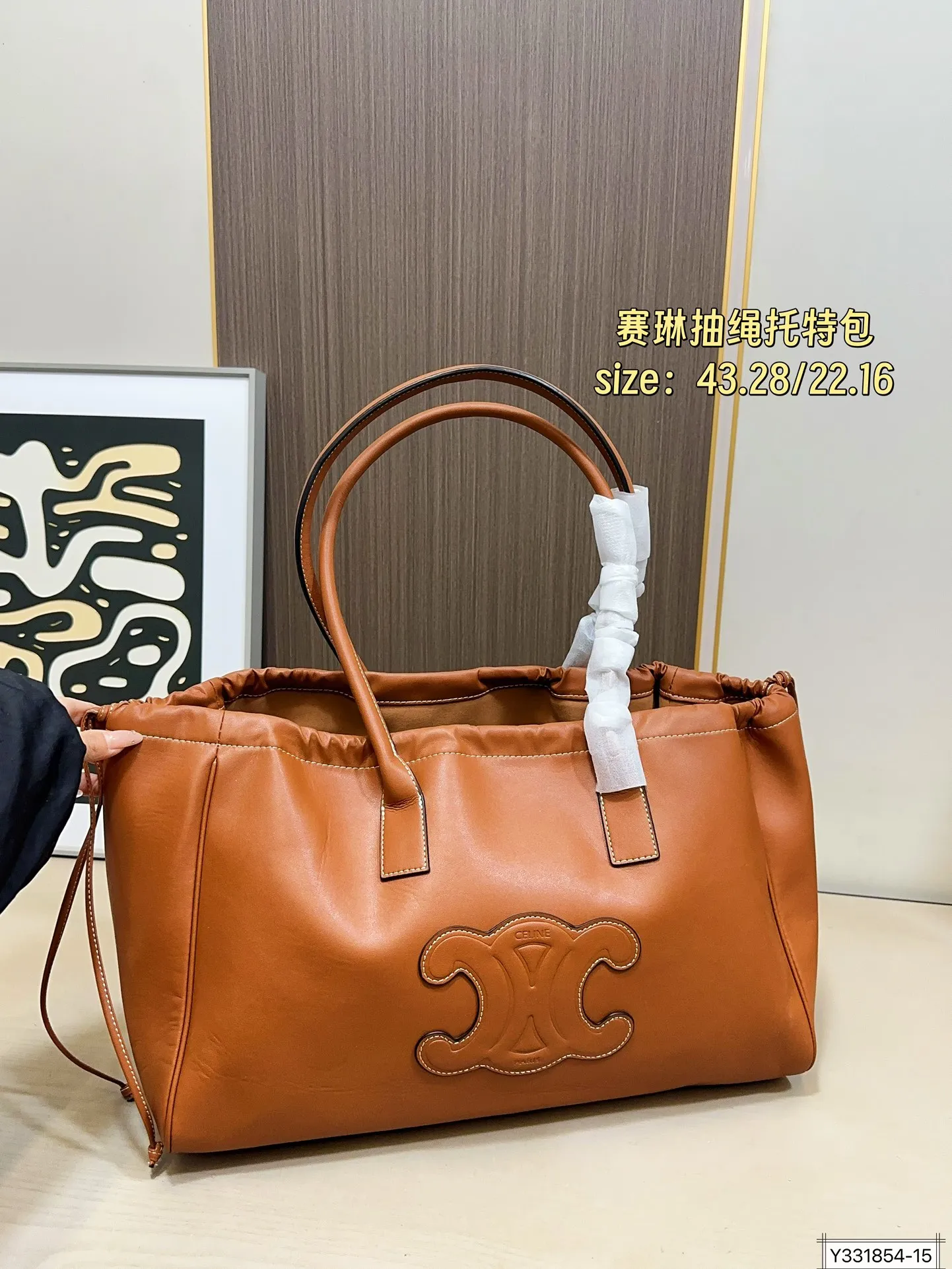 大号💰170 小号💰155 赛琳CELINE CABAS抽绳托特包CELINE 新出 手腕可随意弯曲,秋冬搭大衣也妥妥滴!随手拍都很高级~手提着真的太可爱优雅了。 尺寸:43 28/22.16