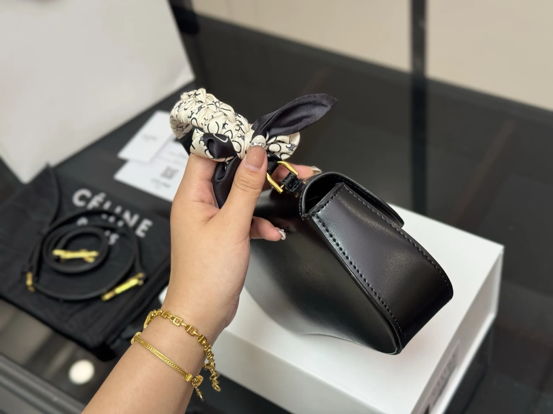 &yen;160 配折叠盒 size：22*12cm celine 超美腋下包 凯旋门 ⚠️升级版 重新出货 复古性感百搭小包 赛琳不容错过！！ ⚠️牛皮皮质 这个冬天您离不开它！