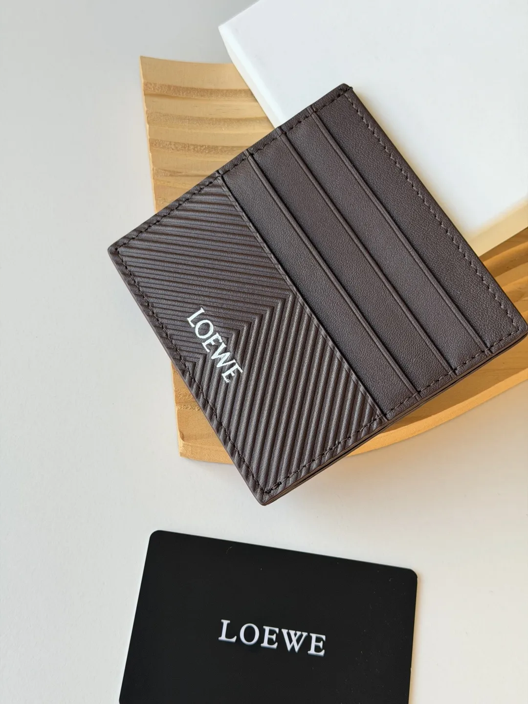 💰125包邮❗ 升级版2025 Loewe罗意威新款卡片包 信用卡 小零钱 水波纹牛皮 相比老款精致啦不止一点点呀~~配盒、防尘袋! 情人节选这种小配饰也不错 ~~ 款号:L1149 尺寸:10*7.5cm
