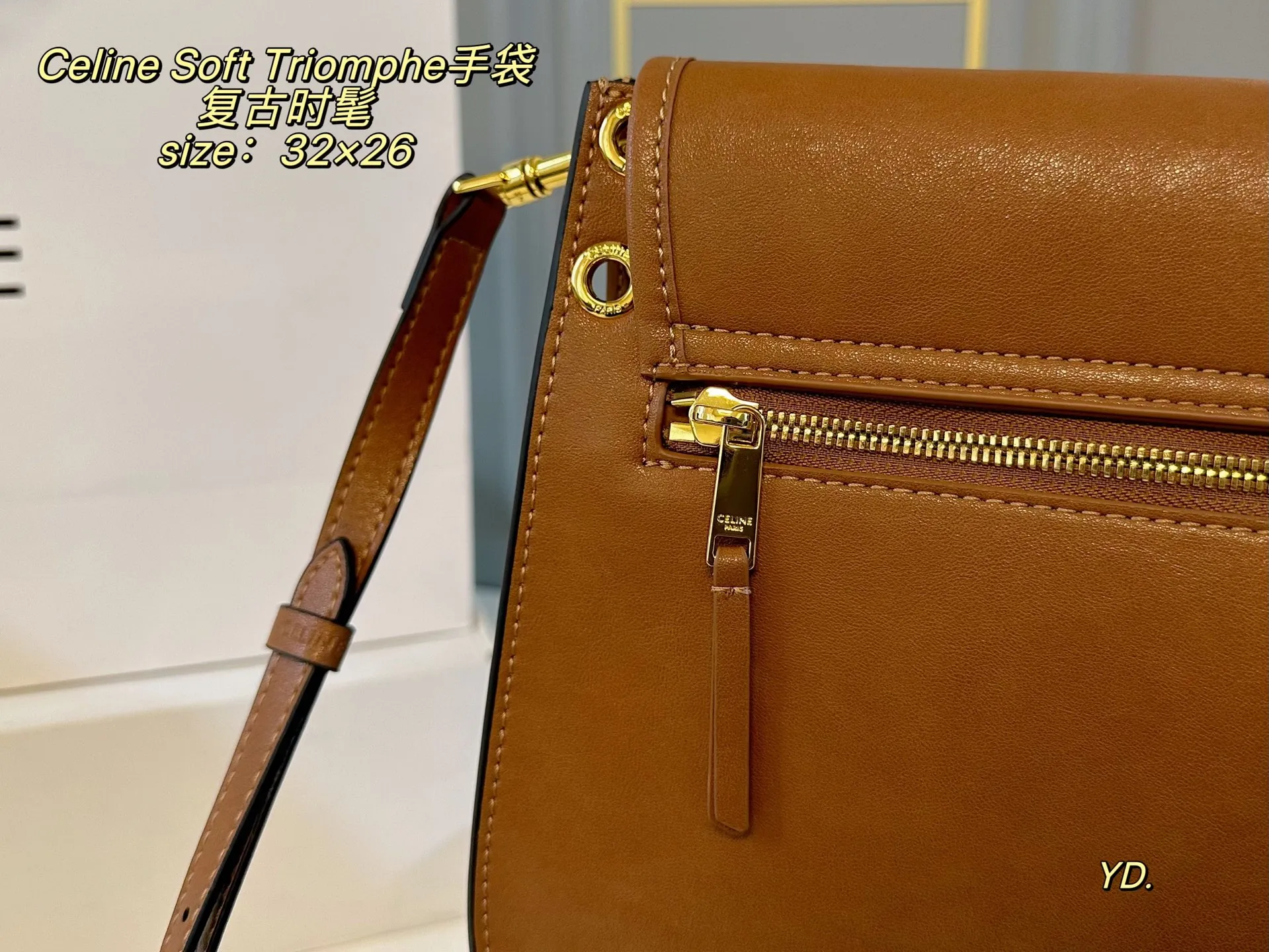 P210(折叠盒) size:32×26 Celine 赛琳新款Soft Triomphe 手袋💕 圆弧形底部造型,俏皮可爱! 金属凯旋门吸扣开合,质感高级~ 肩带可调节,斜挎or单肩随心切换 法式慵懒风轻松拿捏,复古又时髦🆒