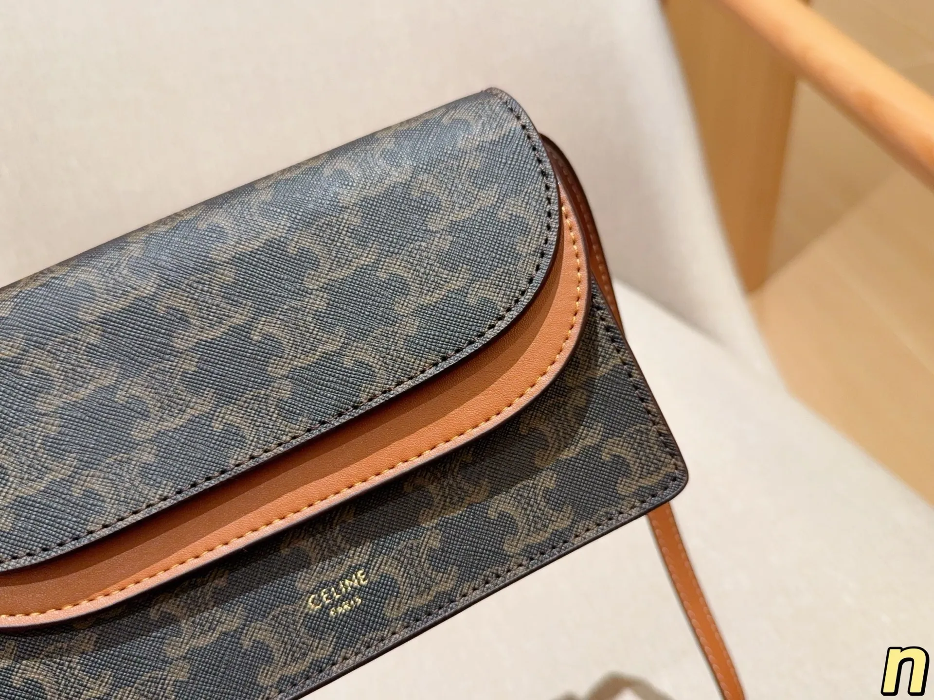 💰135 CELINE赛琳 TOILE TRIOMPHE系列经典老花斜挎手拿包 风琴包小方包信封包 尺寸20&times;12&times;6 礼盒包装🎁