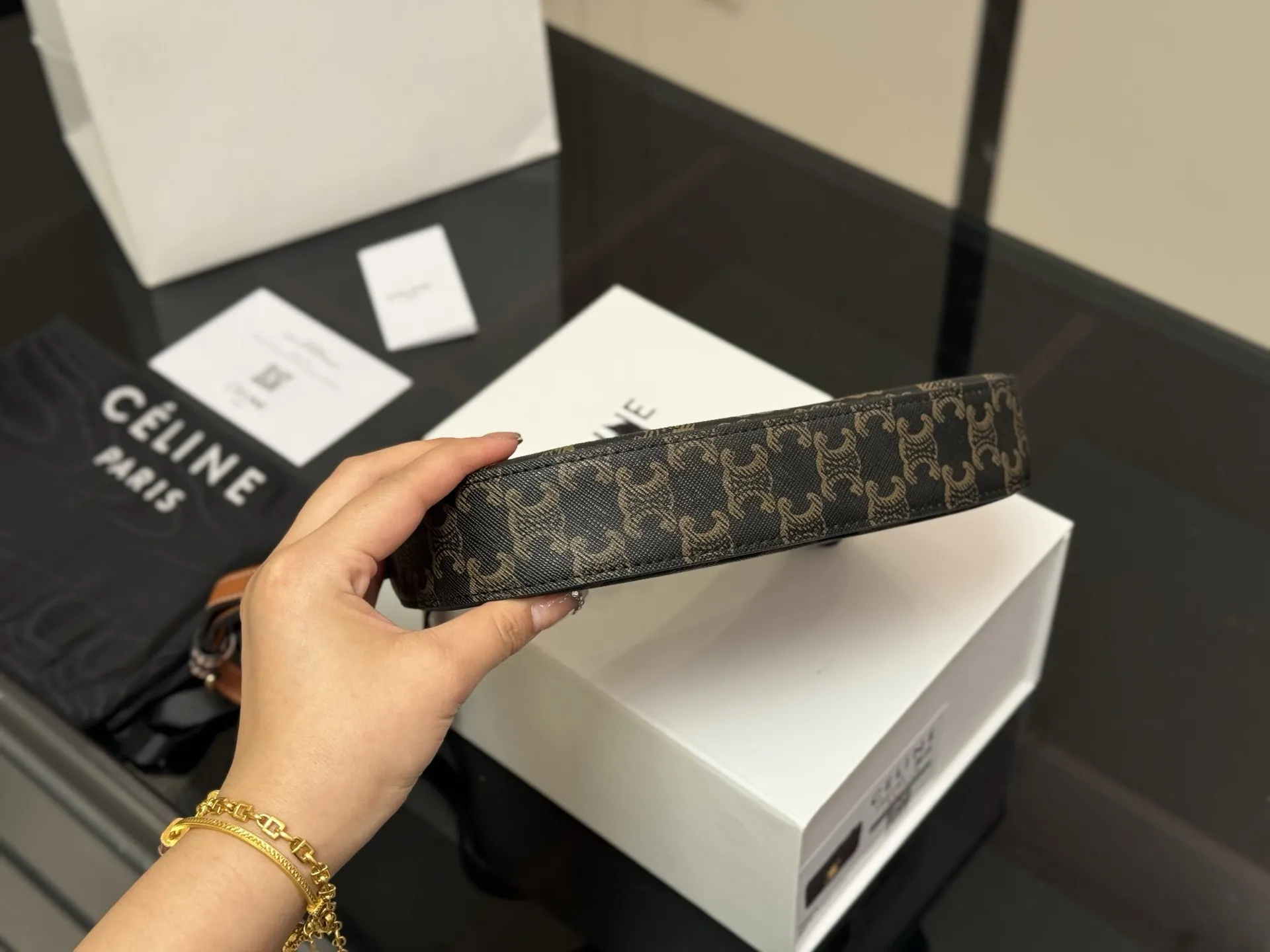 ¥160 配盒 size:23*13cm celine tilly 好看又好用的包 2025新款小可爱Tilly 复古性感百搭小包 赛琳不容错过!! ⚠️牛皮皮质