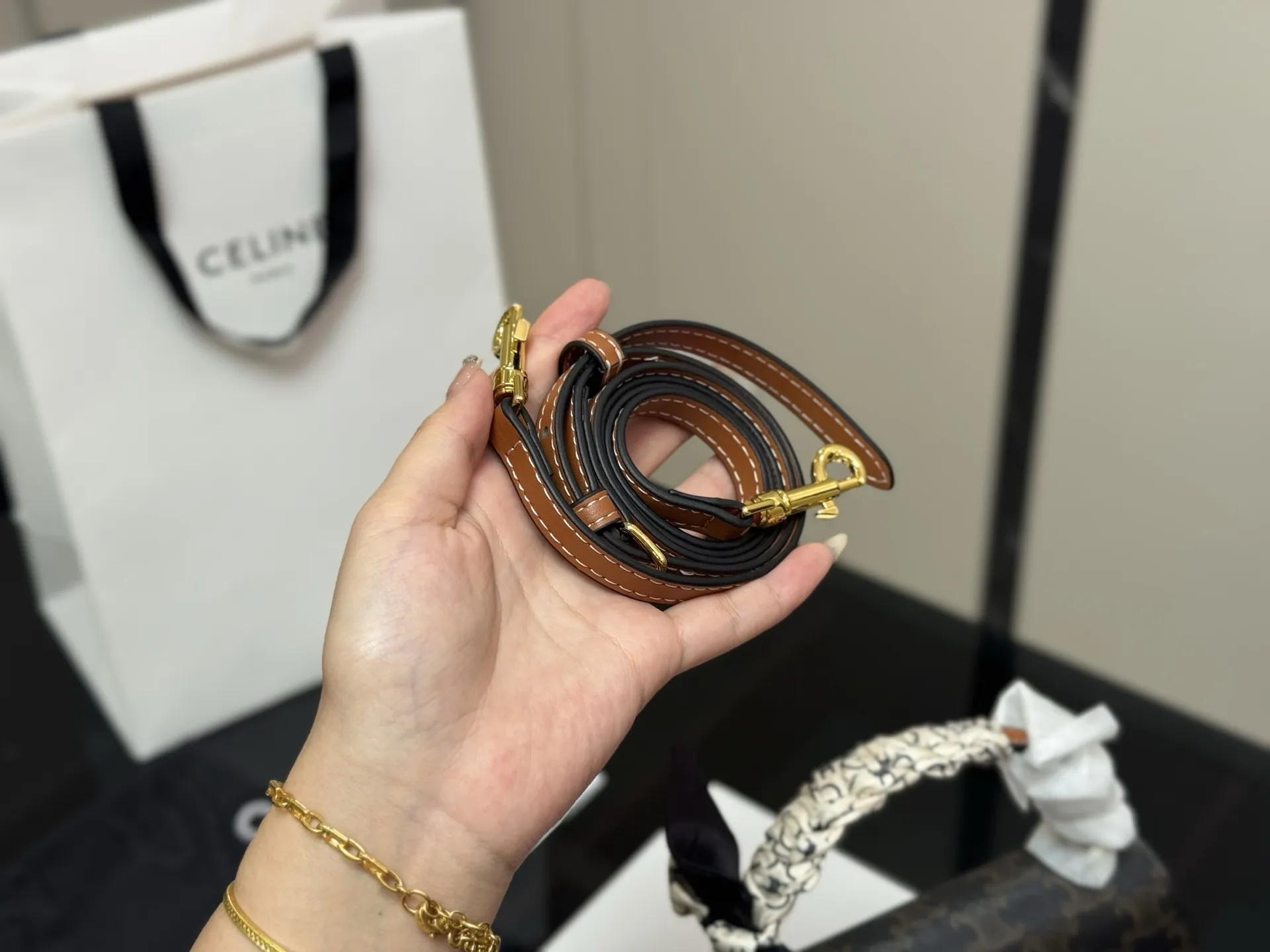 &yen;160 配折叠盒 size：22*12cm celine 超美腋下包 凯旋门 ⚠️升级版 重新出货 复古性感百搭小包 赛琳不容错过！！ ⚠️牛皮皮质 这个冬天您离不开它！