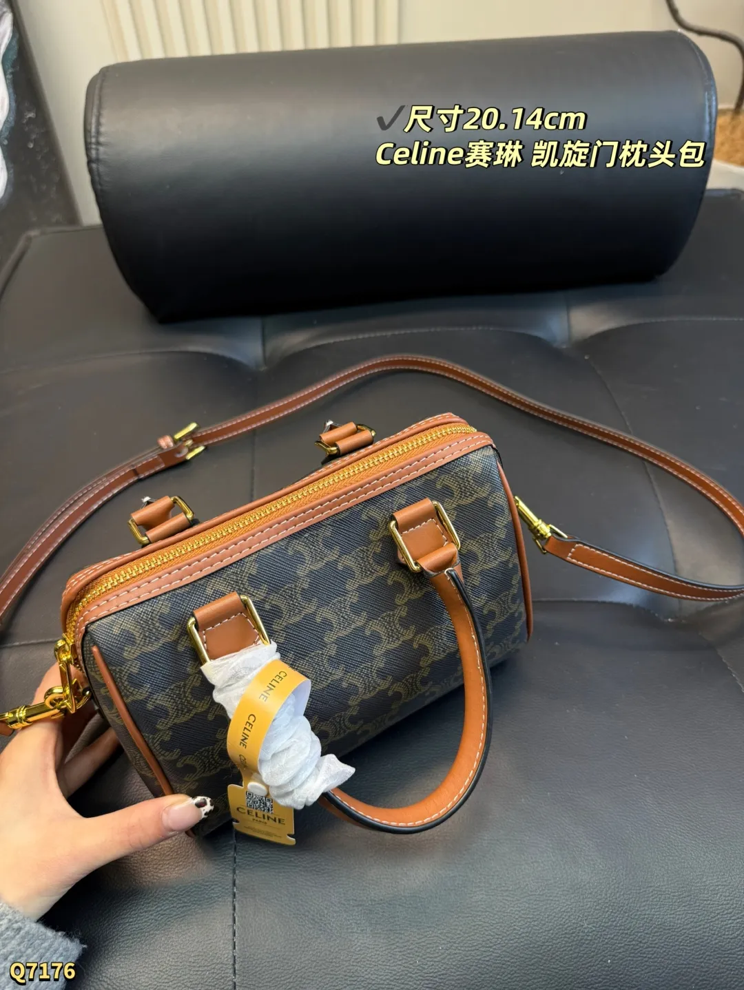 💰155 配盒带丝巾 尺寸：20.14cm CELINE赛琳凯旋门小号波士顿老花枕头包 lisa同款~小号比mini更实用更日常！ 凯旋门老花复古感十足，不易过时！手拎可盐可甜，单肩又欲又酷~，既实用又时尚，盘它! 非常能装的包型，自带复古感，秋冬适配 小号容量可以放下手机 卡包 钥匙 粉饼 口红等&hellip; mini可爱 也能放下女生平时用到的化妆品