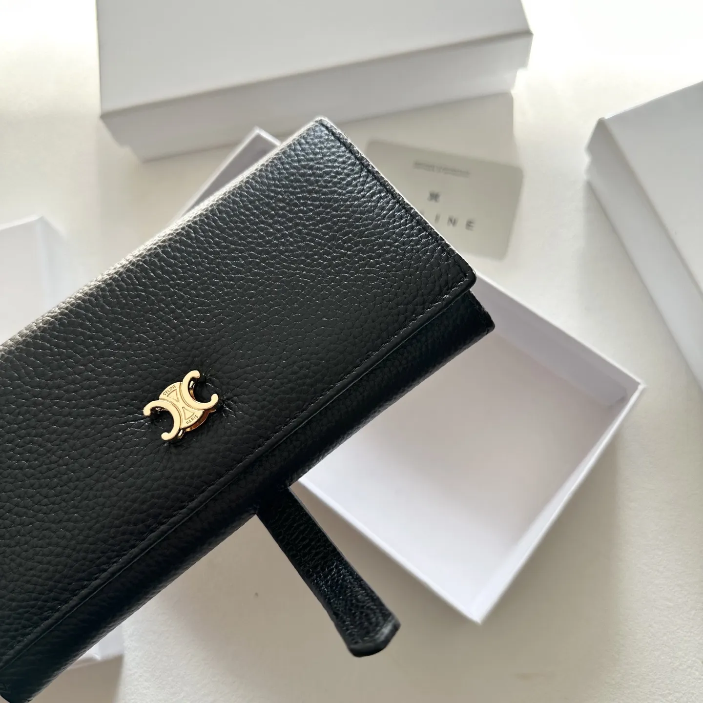 P95🎀🎀颜色 黑 粉 红🎀尺寸 19x10🎀赛琳爆款牛皮两折钱包🔥款式经典做工精细耐磨耐用手感极佳❤️