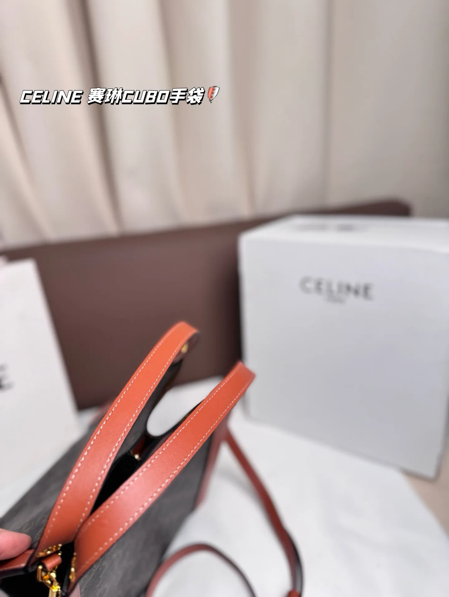 P185 配折叠盒 CELINE 赛琳CUBO手袋,日常通勤,休闲都超实用!手提,个性满分~内部空间超能装,水杯,手机,化妆品统统搞定,轻便耐用,时髦又百搭,日常出街必备! 尺寸 23*22