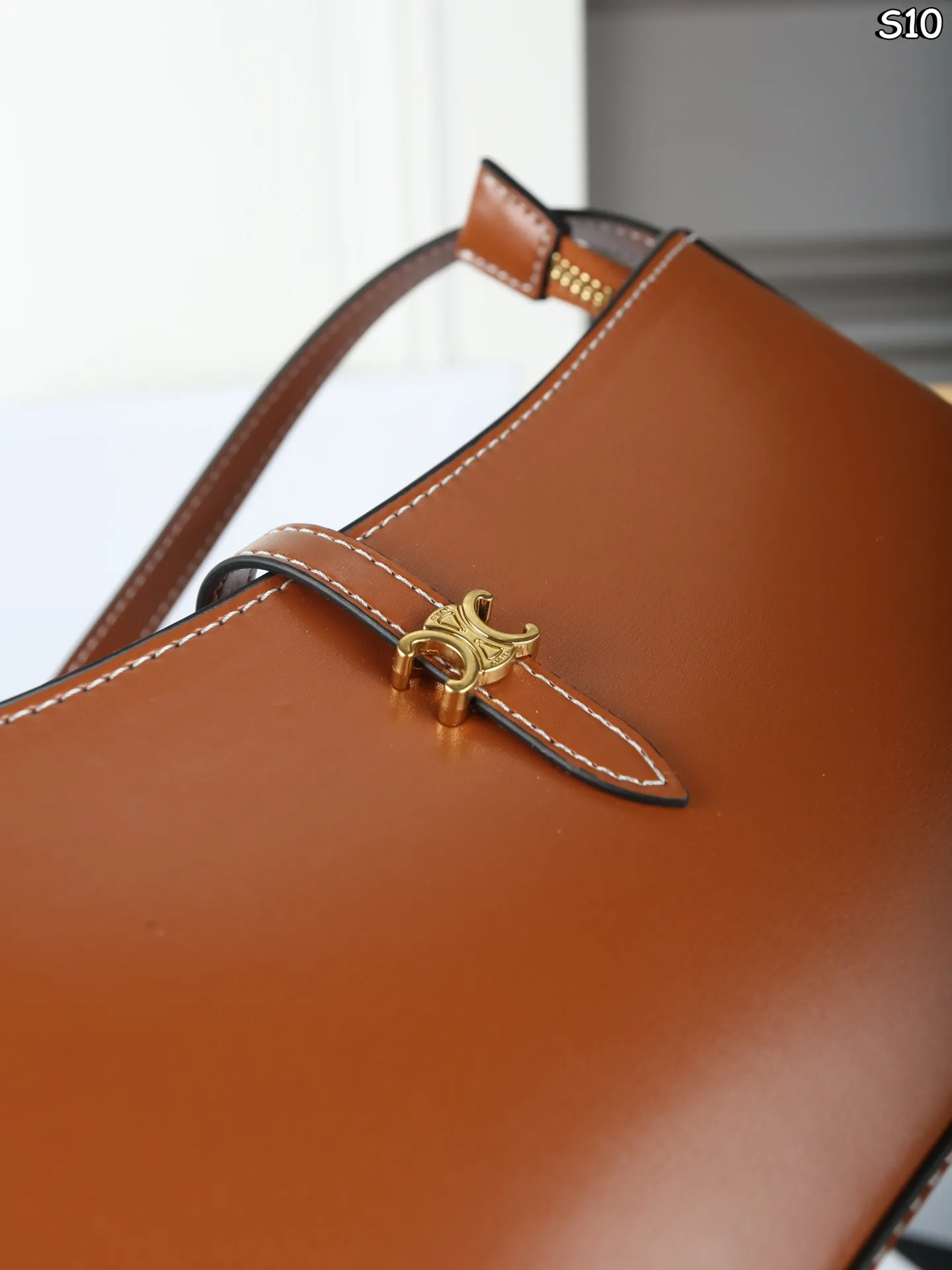 P120 折叠盒 CELINE赛琳 TINA 腋下包 单肩包 巨百搭的小包!巨好看! 纤巧利落,规整有型 新款超薄单肩包,时尚感满满,有同名Tina的美眉来收了属于自己的包吗 尺寸:25×13