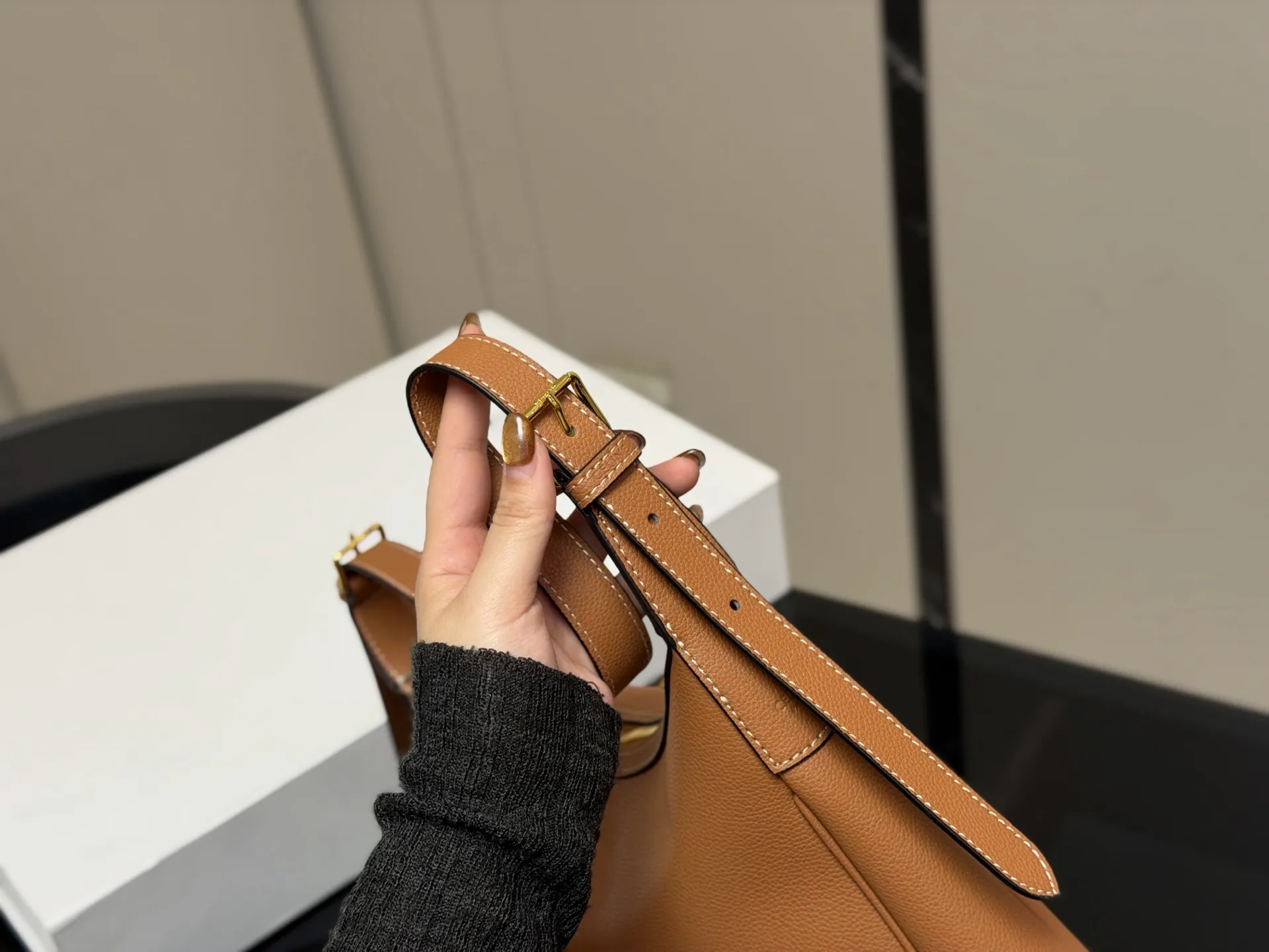 ¥185 配折叠盒 size:29.27cm celine 赛琳新品发布hobo腋下托特 延续凯旋门 复古斜挎 , 耐看经典一点都不老