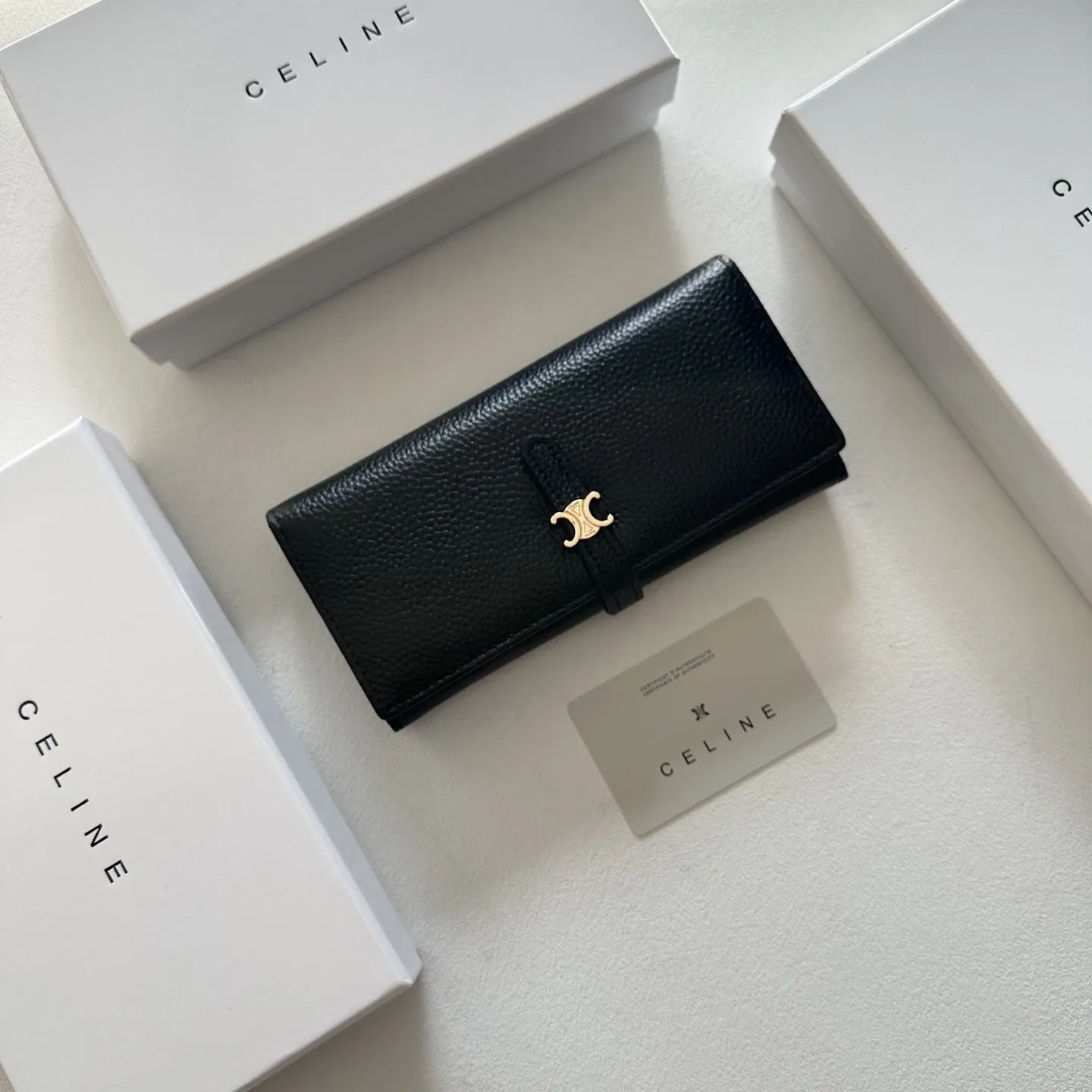 P95🎀🎀颜色 黑 粉 红🎀尺寸 19x10🎀赛琳爆款牛皮两折钱包🔥款式经典做工精细耐磨耐用手感极佳❤️