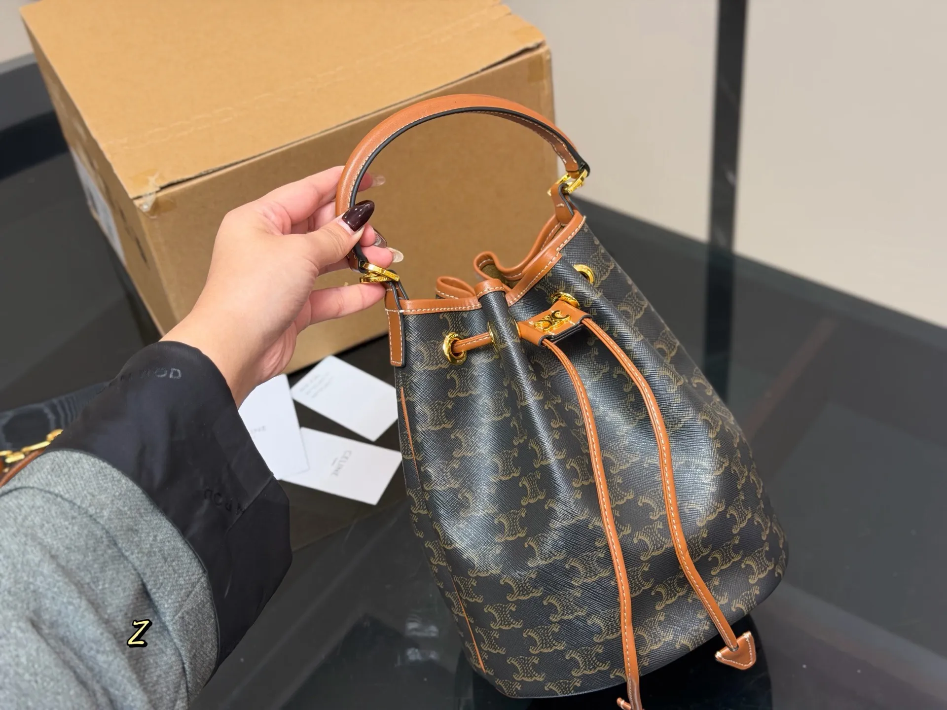 ¥175 配盒 size: 20*23cm Celine 水桶包新款赛琳 一直很喜欢老花的包 经久耐看 复古印花图案 有着高颜值的复古文艺气息