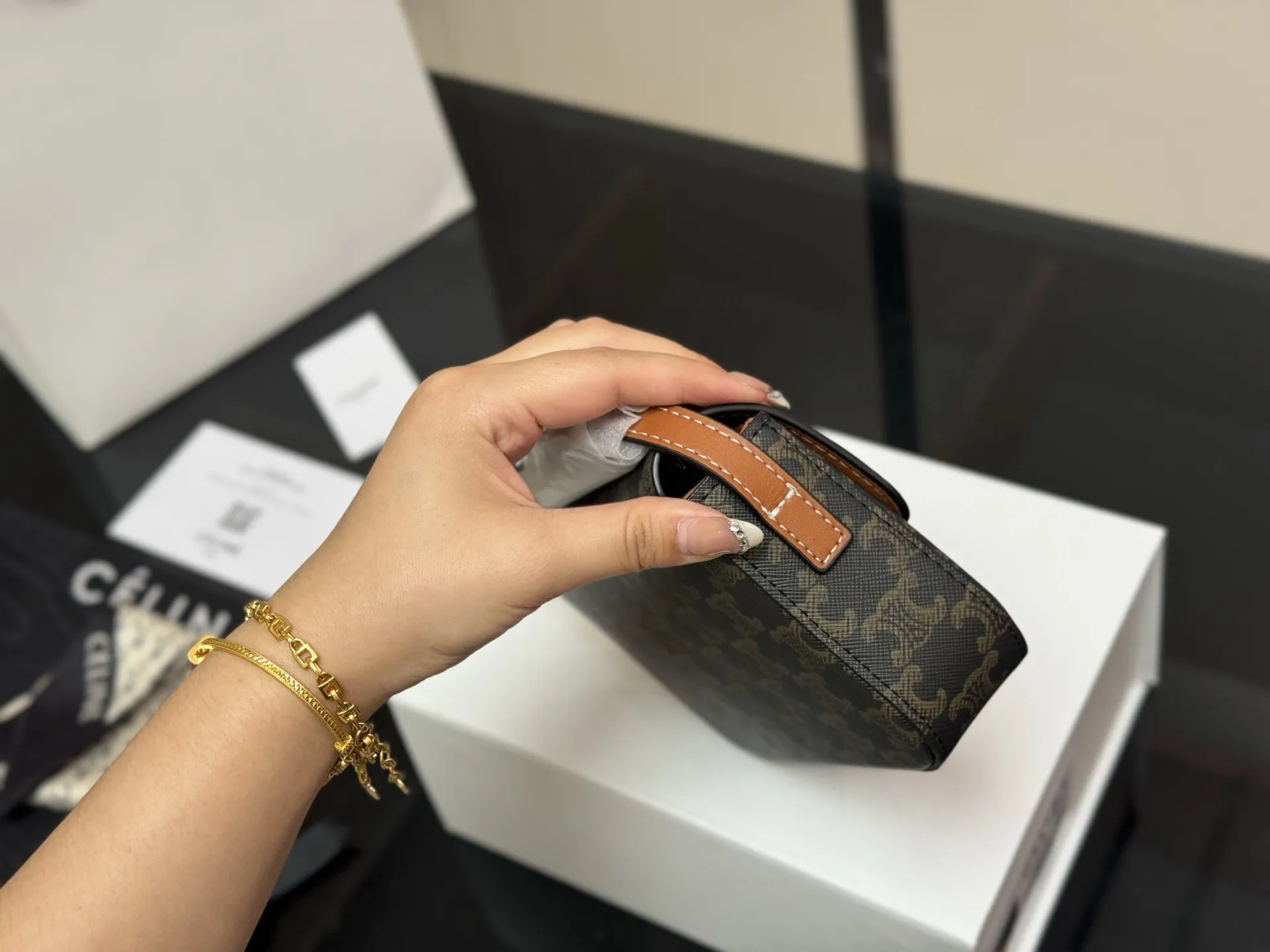 ¥140 配盒 CELIN.Triomphe 配牛皮 赛琳最新款凯旋门腋下包 长方形的轮廓复古感满满~ 随便穿什么搭配这个包都是高级风 尺寸:20.10cm