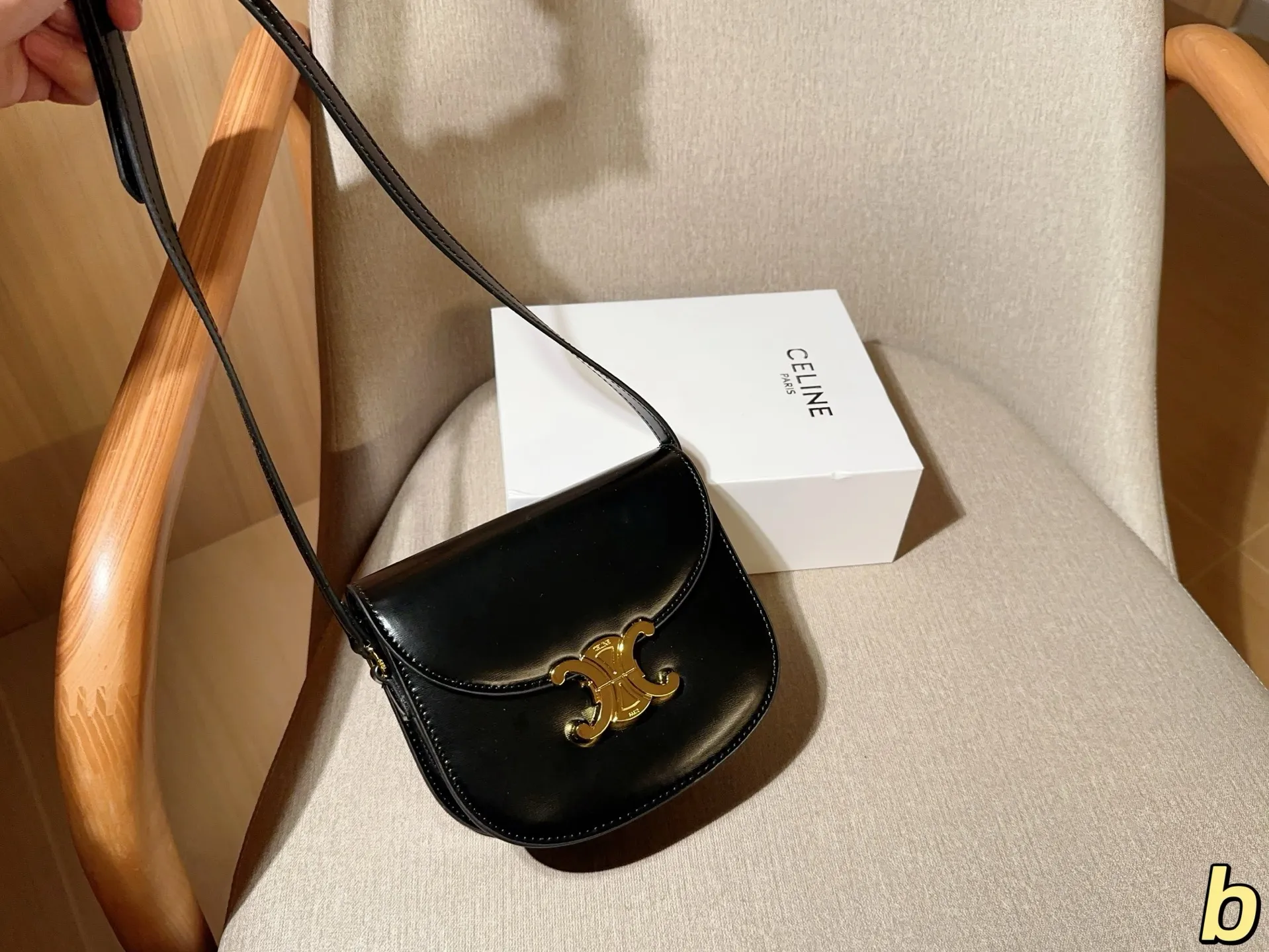 💰140 Celine/赛琳 经典半圆马鞍包 尺寸18&times;15&times;5 礼盒包装🎁