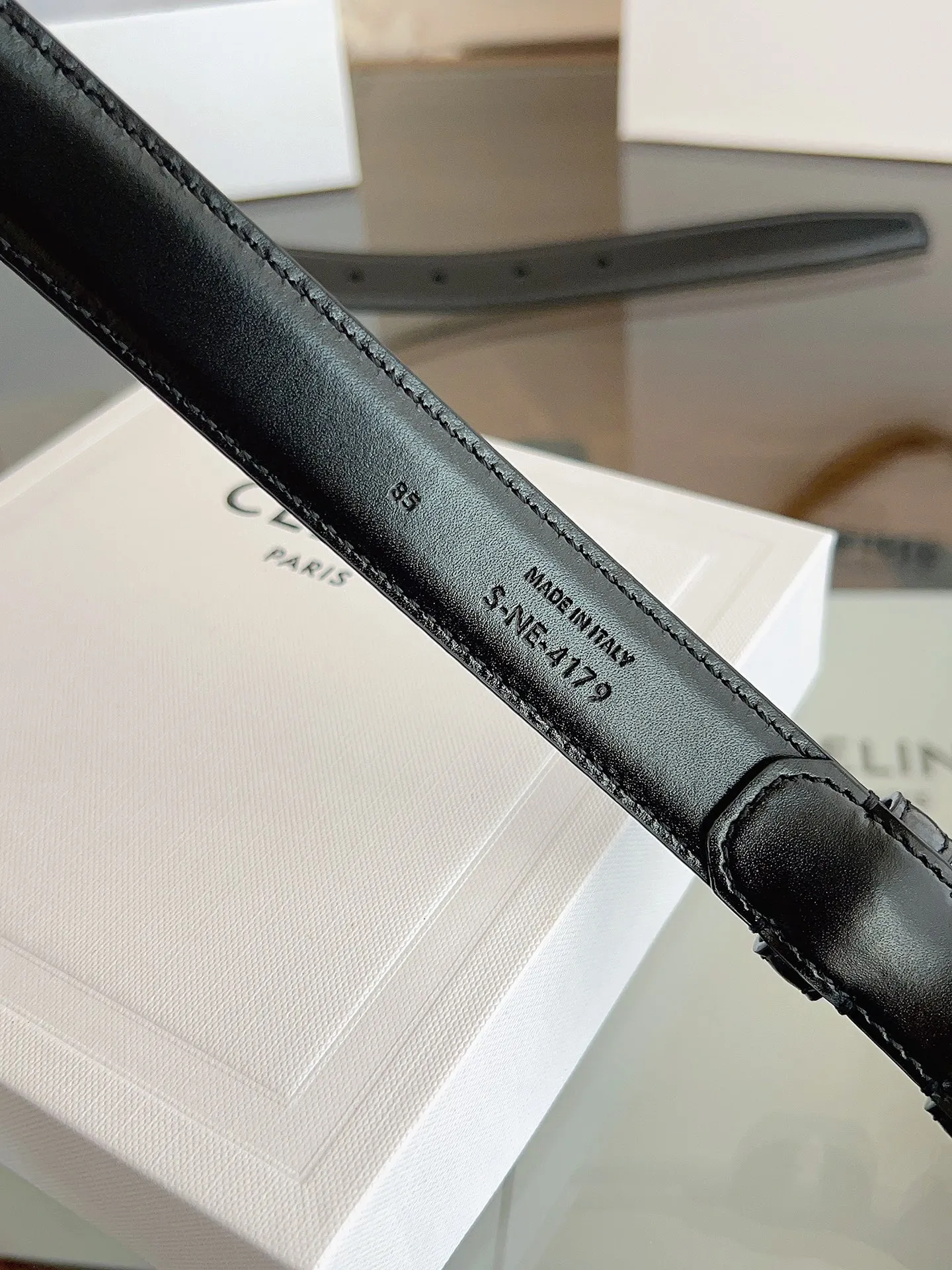 P180 C&Eacute;LINE 赛琳🆕VIVIENNE中 TAURILLON25毫米皮带 牛皮革 牛皮革衬里 金色饰面 圆形搭扣 第一个圆环四周环绕TRIOMPHE金属环 宽度：2.5厘米