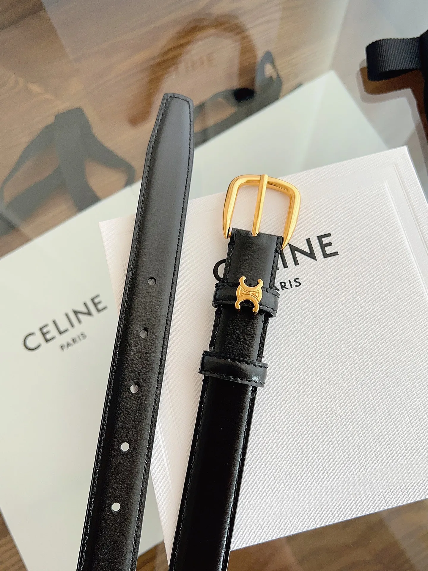 P180 CÉLINE 赛琳🆕VIVIENNE中 TAURILLON25毫米皮带 牛皮革 牛皮革衬里 金色饰面 圆形搭扣 第一个圆环四周环绕TRIOMPHE金属环 宽度:2.5厘米