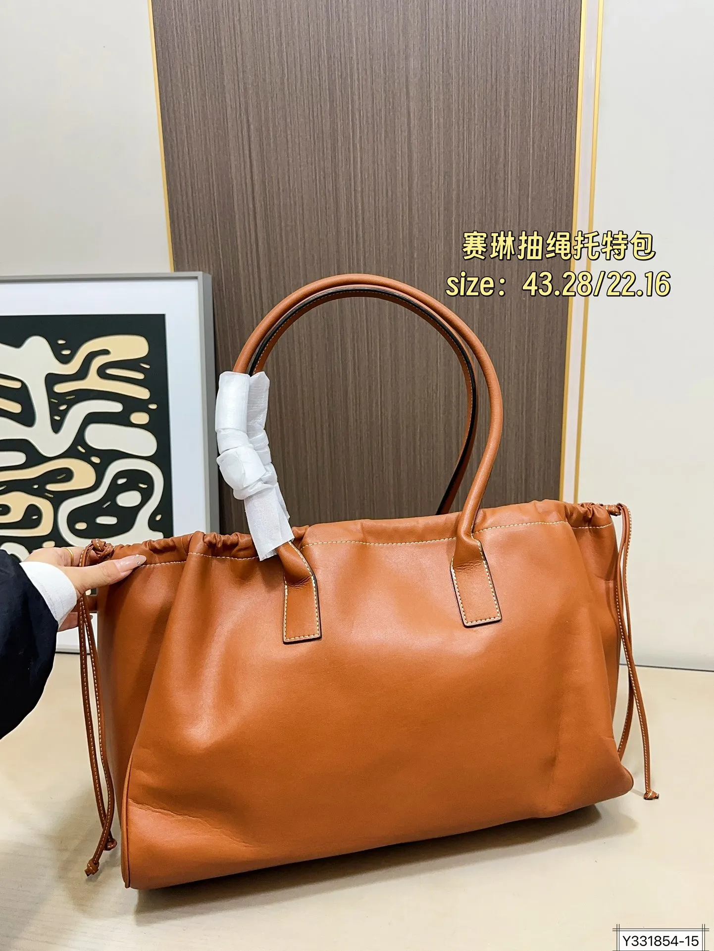 大号💰170 小号💰155 赛琳CELINE CABAS抽绳托特包CELINE 新出 手腕可随意弯曲，秋冬搭大衣也妥妥滴！随手拍都很高级～手提着真的太可爱优雅了。 尺寸：43 28/22.16