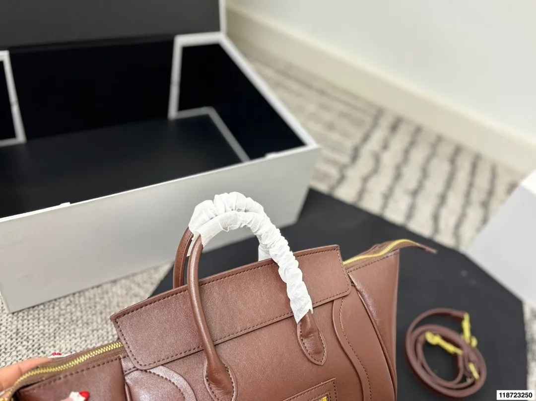 p240 尺寸25&times;19折叠盒 CELINE 赛琳New Luggage 手袋笑脸包 通勤休闲都很适合。 手提斜挎都OK，实用又优雅，CELINE经典