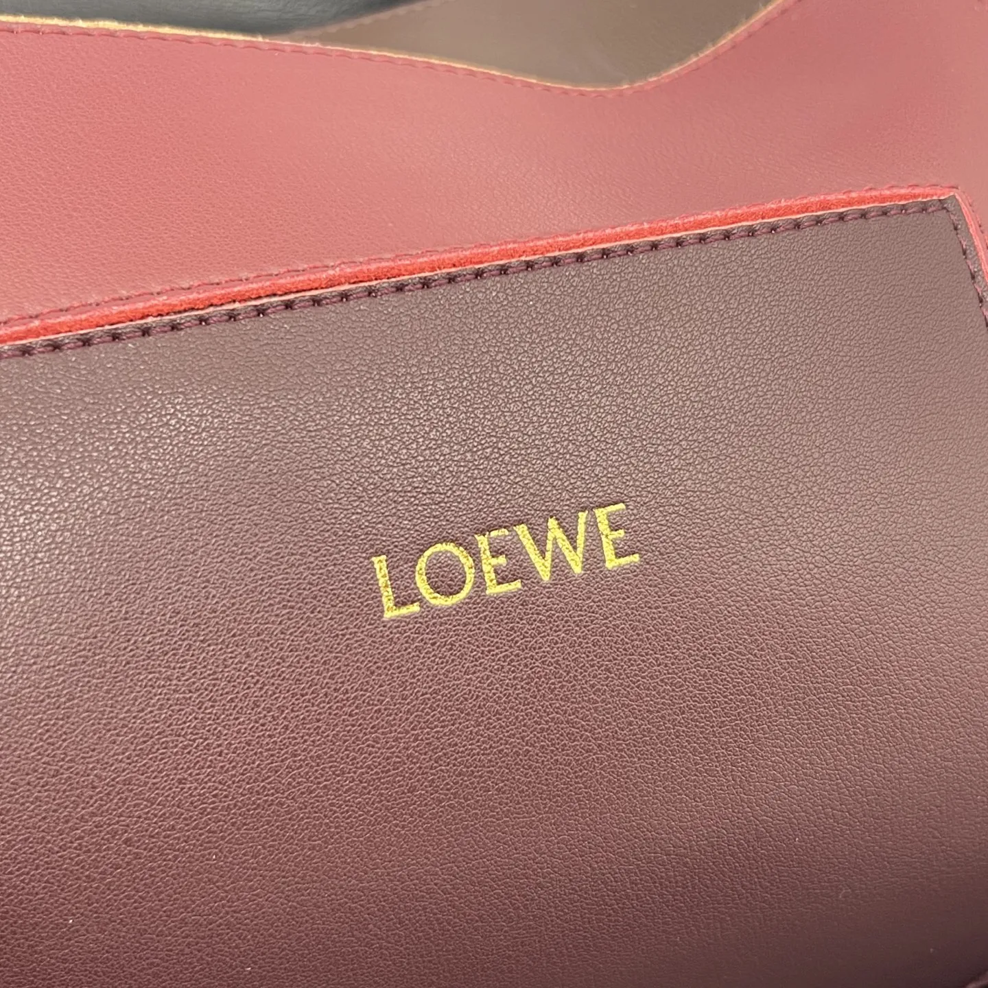 💰248包邮❗ 拼色 𝑳𝒐𝒆𝒘𝒆 Flamenco 福袋 可手提可斜挎 平纹牛皮 拉绳收紧 并打上标志性的盘绕结， &ldquo;肩背 斜挎或手拿*可拆卸和可调式肩带*隐形式磁扣开合 尺寸 大号：29-24-10 cm ❌不退不换慎重下单❌