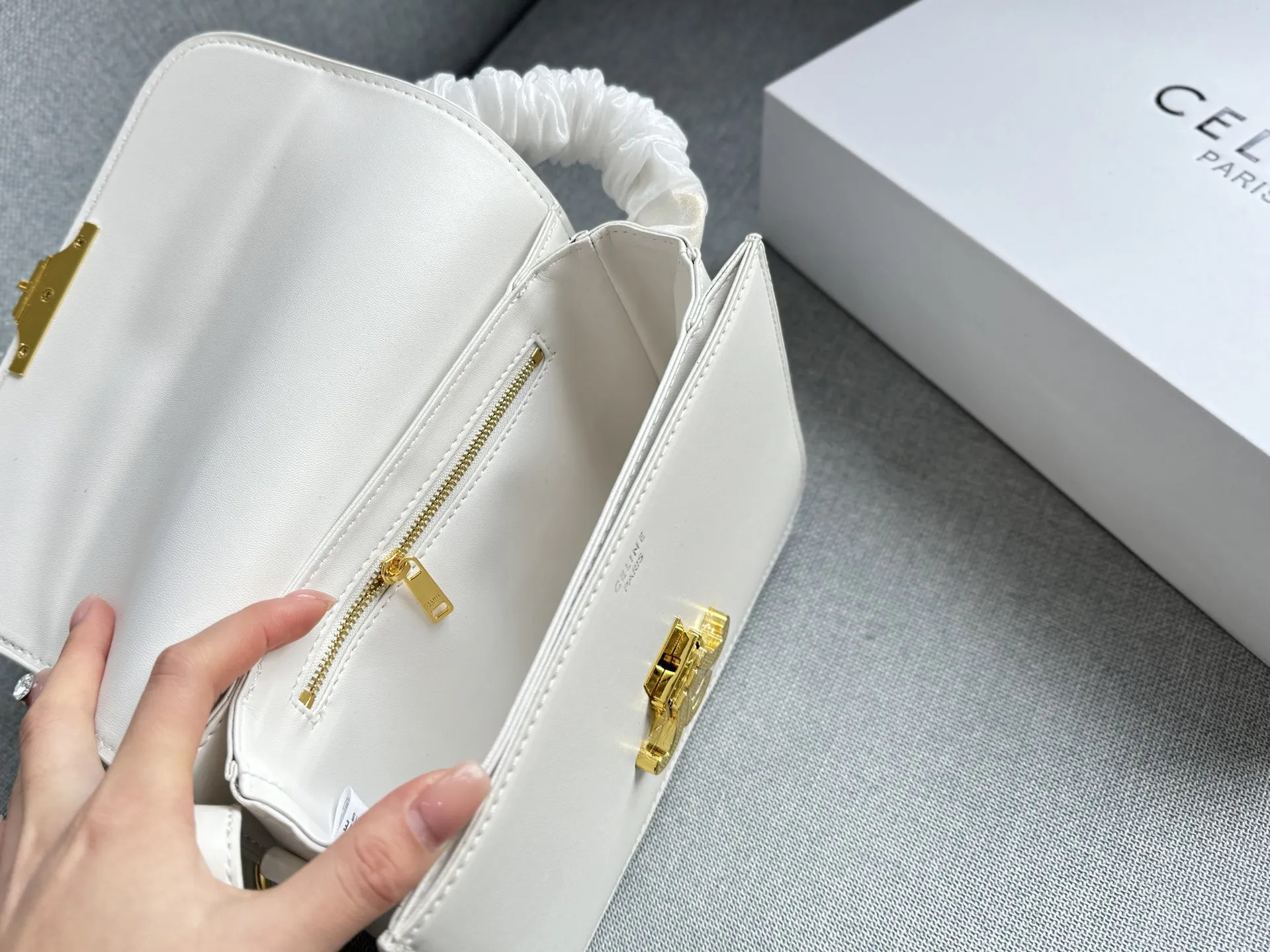 大💰155 折叠盒 小💰150 折叠盒 size:22×16/18.5×14.5 CELINE赛琳 Triomphe 豆腐包 单肩包斜挎包 毫不费力的高级感✨Celine凯旋门轻松拿捏 🖤Celine 凯旋门黑金腋下包 轻便,容量刚好,通勤、休闲、甜酷风都很适合 包包全身都是Box皮的质感 夏天搭配露肤上衣 有种精致都市丽人的感觉 低调有质感 百搭且不会过时