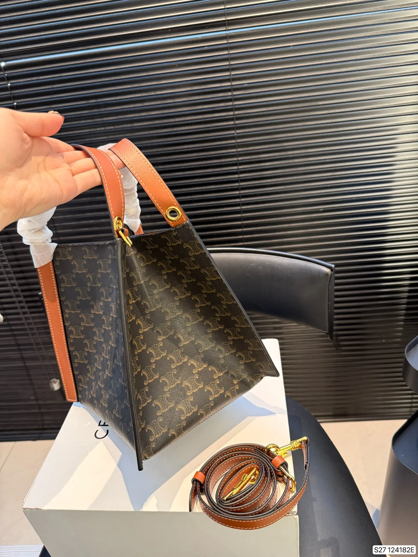 P185 配折叠盒 CELINE 赛琳CUBO手袋,日常通勤,休闲都超实用!手提,个性满分~内部空间超能装,水杯,手机,化妆品统统搞定,轻便耐用,时髦又百搭,日常出街必备! 尺寸17 22 货号124182