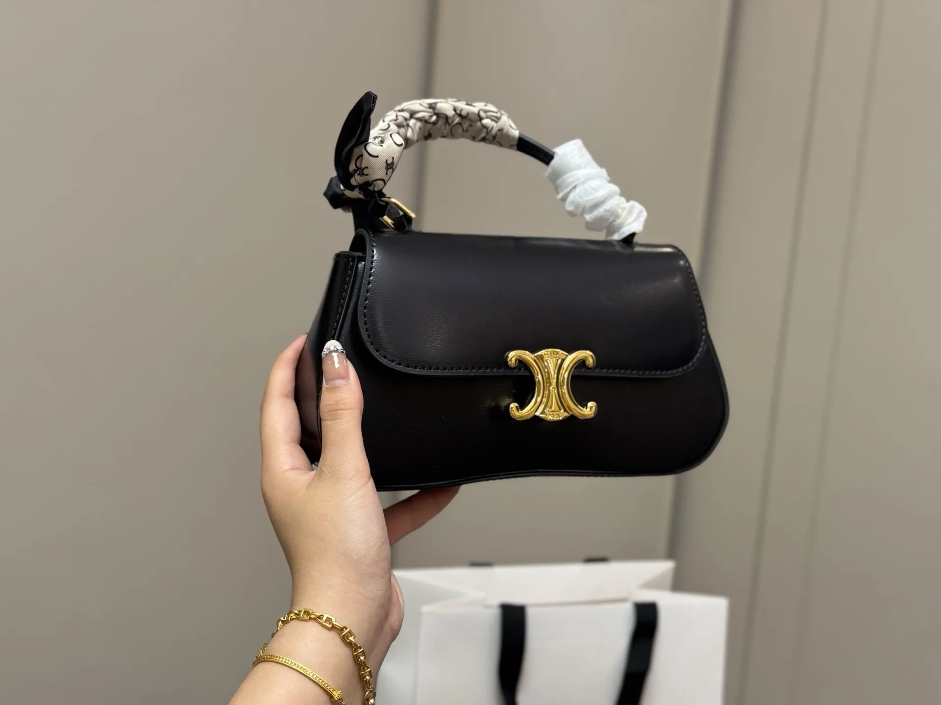 ¥160 配折叠盒 size:22*12cm celine 超美腋下包 凯旋门 ⚠️升级版 重新出货 复古性感百搭小包 赛琳不容错过!! ⚠️牛皮皮质 这个冬天您离不开它!