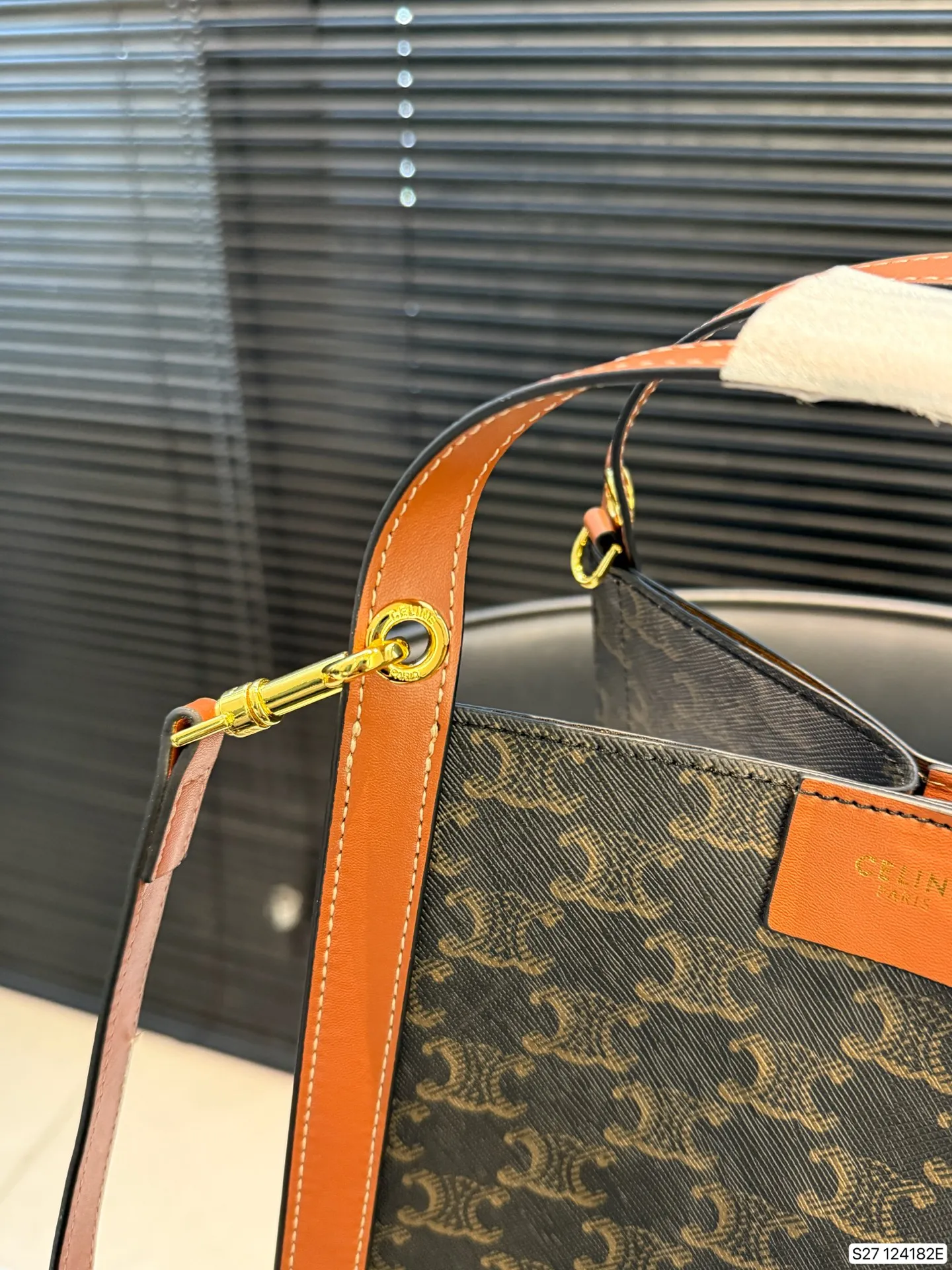 P185 配折叠盒 CELINE 赛琳CUBO手袋，日常通勤，休闲都超实用!手提，个性满分~内部空间超能装，水杯，手机，化妆品统统搞定，轻便耐用，时髦又百搭，日常出街必备! 尺寸17 22 货号124182