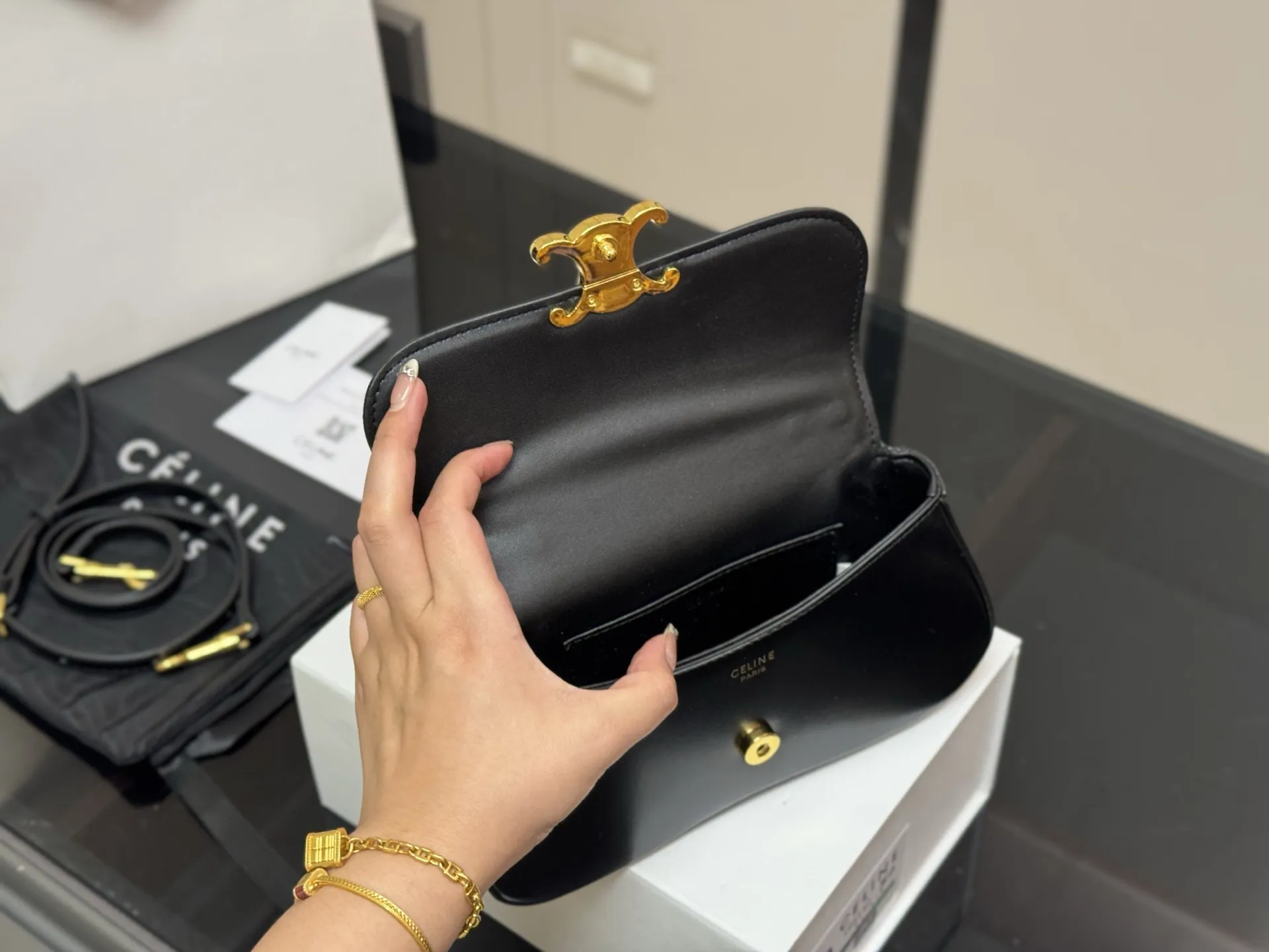 ¥160 配折叠盒 size:22*12cm celine 超美腋下包 凯旋门 ⚠️升级版 重新出货 复古性感百搭小包 赛琳不容错过!! ⚠️牛皮皮质 这个冬天您离不开它!