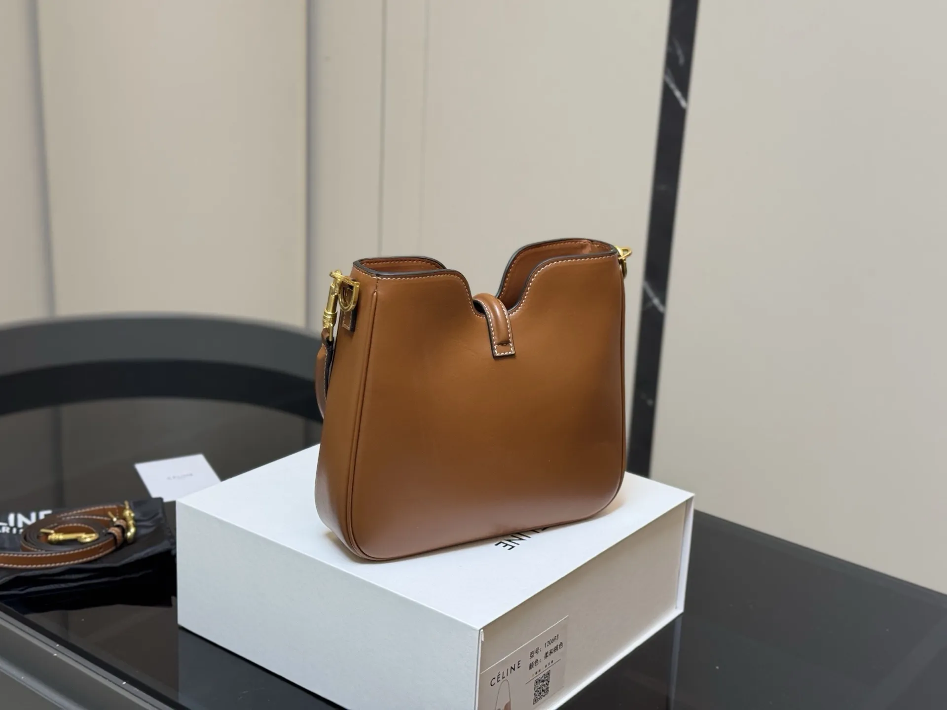 &yen;190 折叠盒 size：24.21cm celine 赛琳ive新品托特包， 延续凯旋门 复古斜挎 ， 耐看新款一点都不老套。