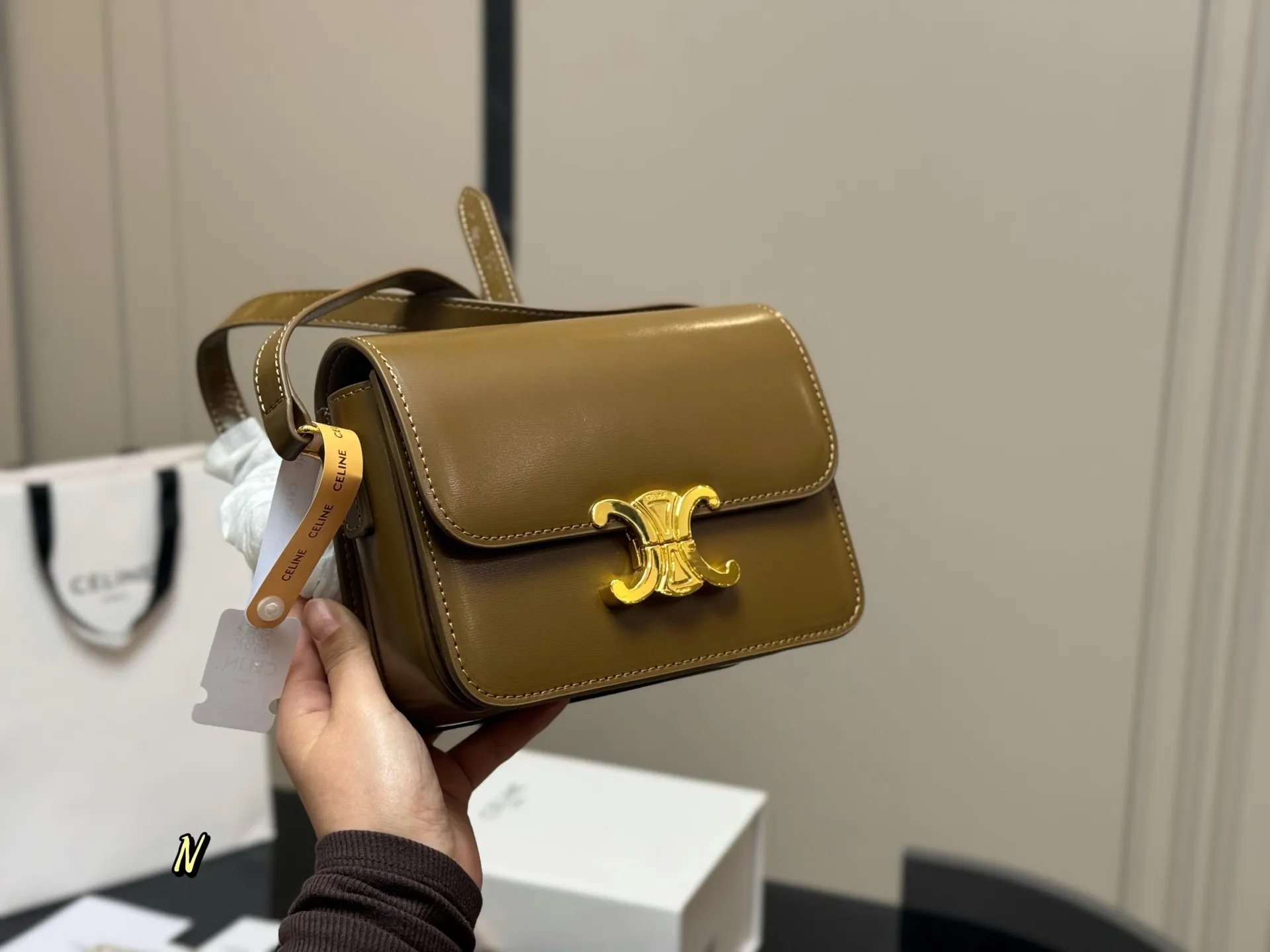 ¥185 ¥195 配折叠盒 尺寸:23cm*17(大) 19cm*15(小) 赛琳 凯旋门! 很高端!很高级! 很适合🈴️四季! ⚠️牛皮!牛皮!