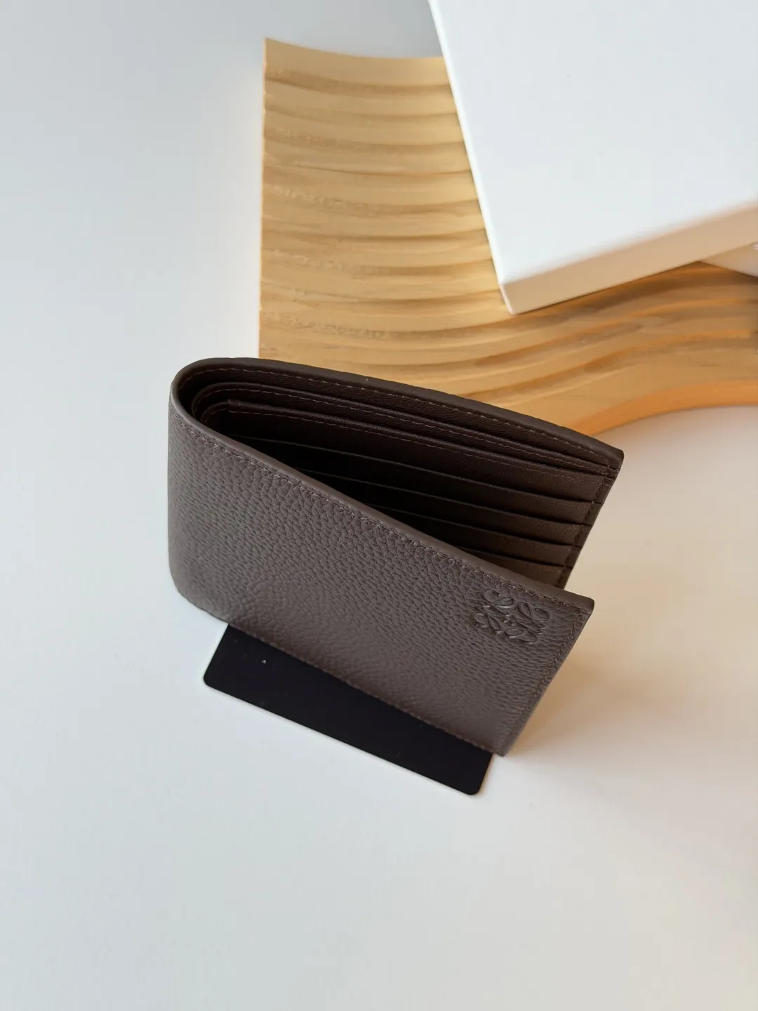 💰140包邮❗ 升级版 罗意威 loewe 荔枝纹牛皮 颗粒饱满 男士短款钱包 尺寸 :11x10cm 型号 :L1147 罗意威 Puzzle 几何牛皮钱包绵密的手感, 很有质感男女通用