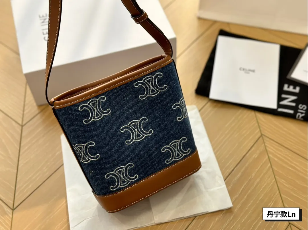 ¥125配盒 瑟琳Celine TRIOMPHE通体刺绣牛仔布和牛皮革迷你水桶包,5x16x7cm:19. 5x16x7cm