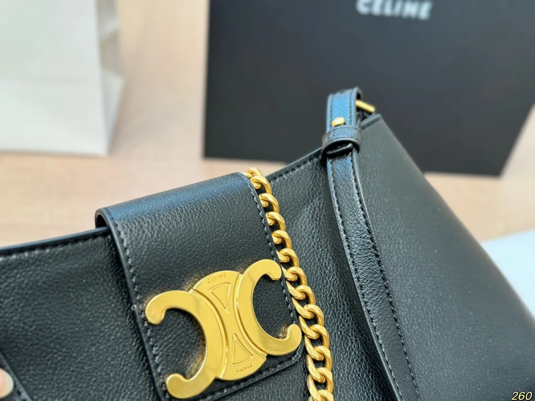 &yen;150折叠盒 Celine赛琳腋下包 满满的设计感 复古中透露着优雅 超级高级的配色 实物绝对惊艳到你 尺寸 30 15