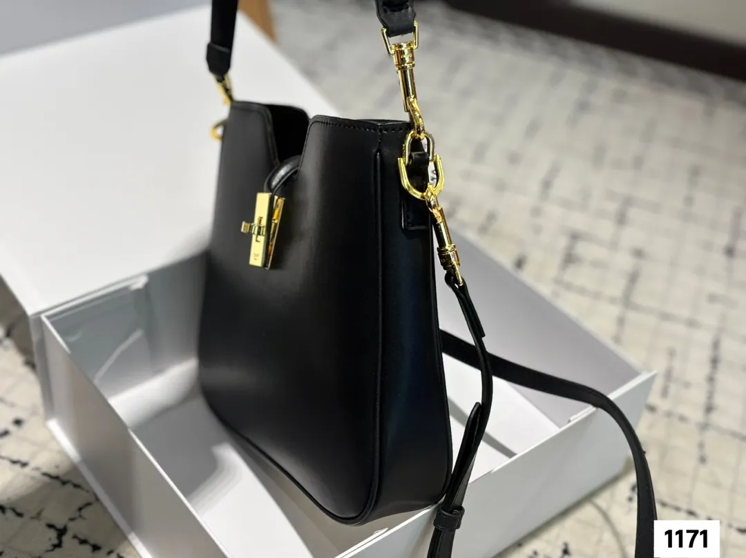 P145 配折叠盒子 Celine 赛琳水桶包 一直很喜欢小牛皮的包 经久耐看 有着高颜值的复古文艺气息🌱 尺寸:25 21.5