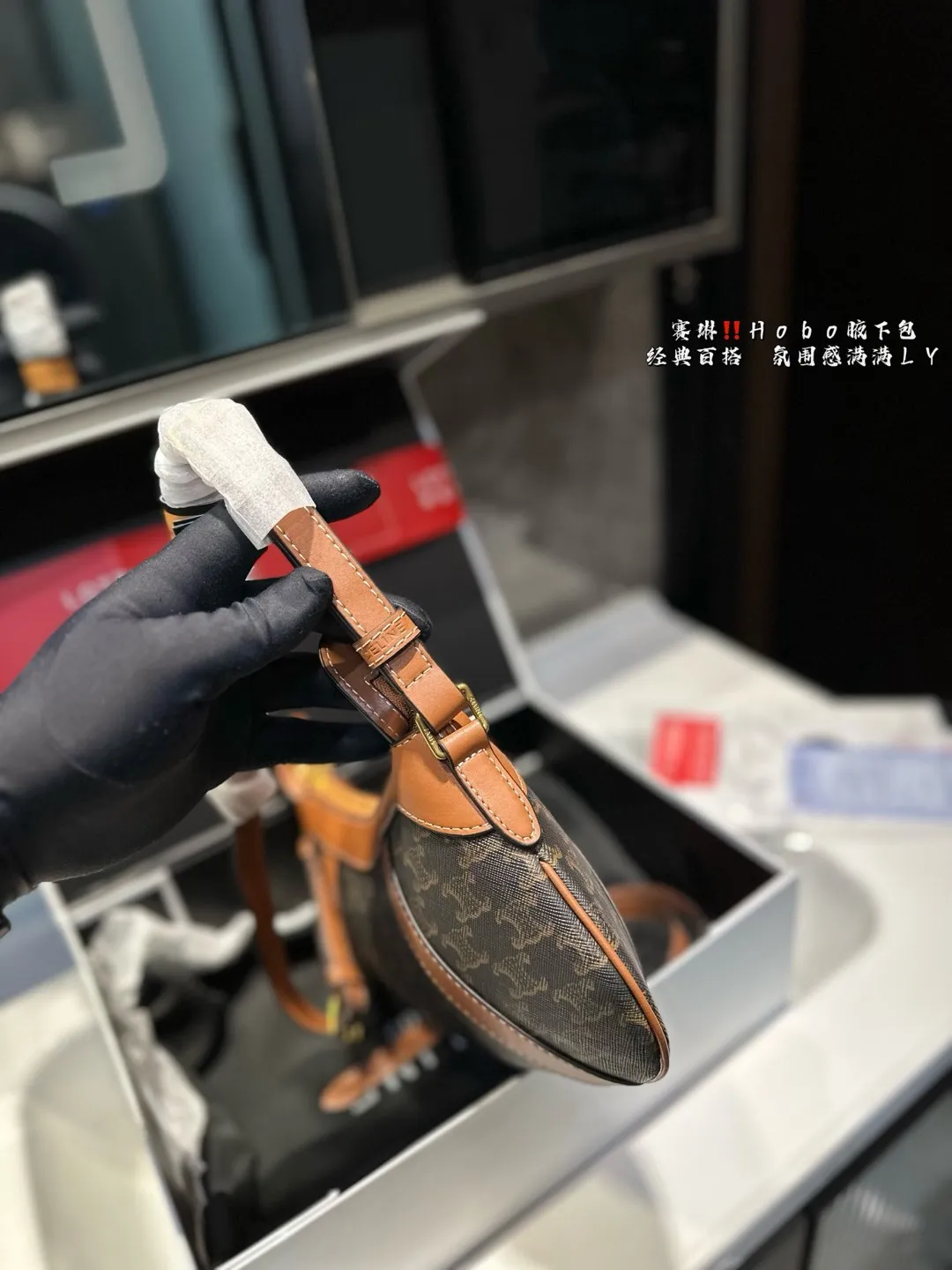 ❤️P150（礼盒包装）❤️ 赛琳 Hobo 腋下包 CELINE新款老花条纹Hobo手袋 🤩经典的老花图案搭配条纹设计，独特又时髦，轻松打造出优雅又摩登的氛围💫。Hobo包型设计既时尚又实用，适合日常出街、上班或周末旅行，随时随地都能让你变身焦点🔥。Hobo设计，宽大实用，可以装下日常必需品，肩背舒适，完美应对任何场合。💖 ⚠️尺寸33.26