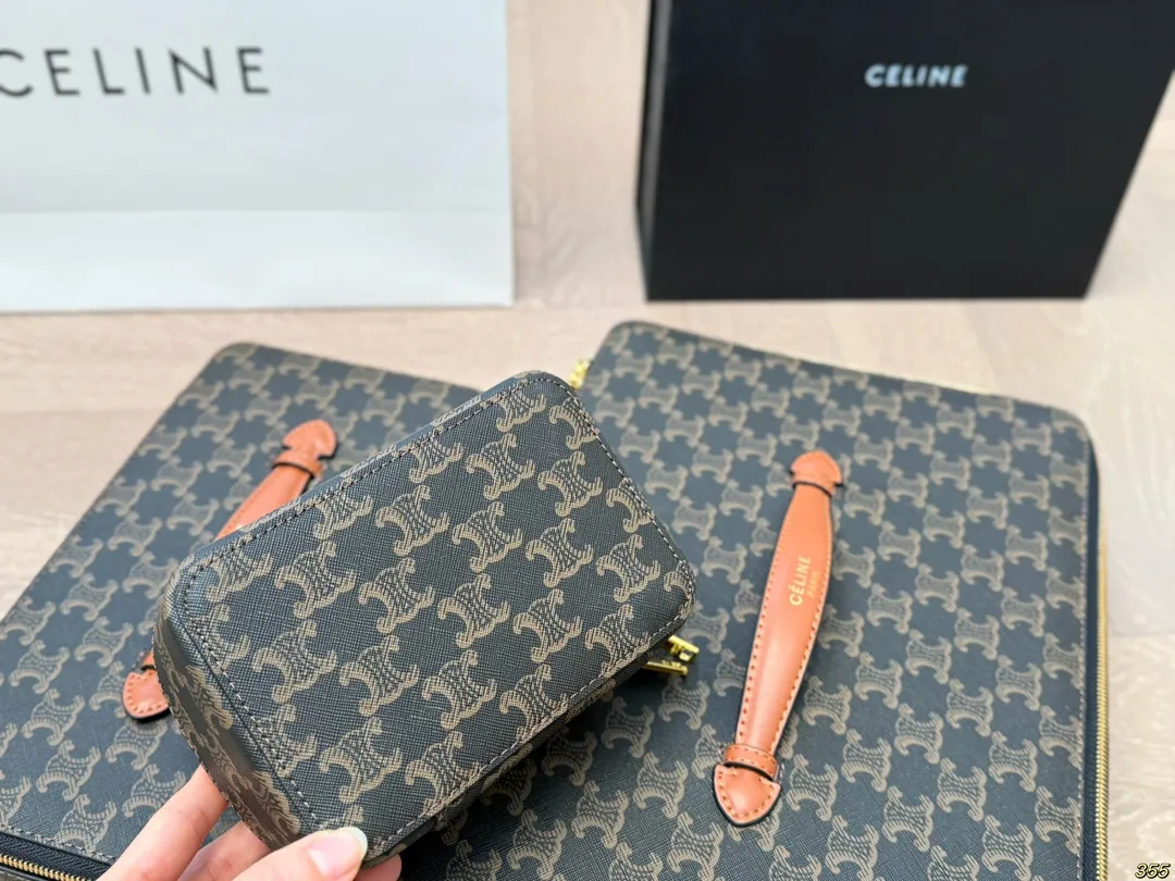&yen;140/&yen;130/&yen;120配盒 赛琳Celine专柜同款包！化妆包化妆箱，非常可爱🐶专柜同款老花面料！经典爆款！原版五金👍高端品质！任意出入专柜毫无压力！非常实用哦！尺寸：34 24 9/27 15 8/15 10 7