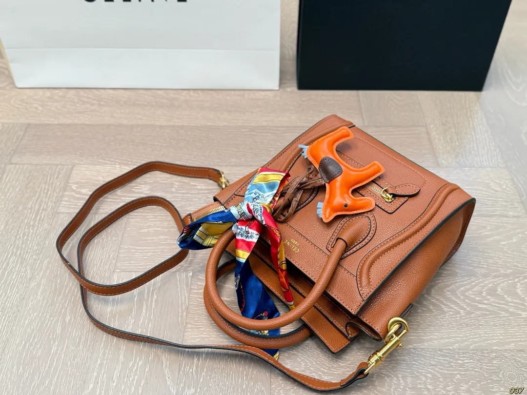 ¥190 作为造型独特、极具辨识度的包包, Celine赛琳—笑脸包 无疑凭借其囧脸造型赢得众多关注。 Celine凭借这款笑脸包冲出欧洲,一跃成为一时最火的品牌。尺寸小号20 20