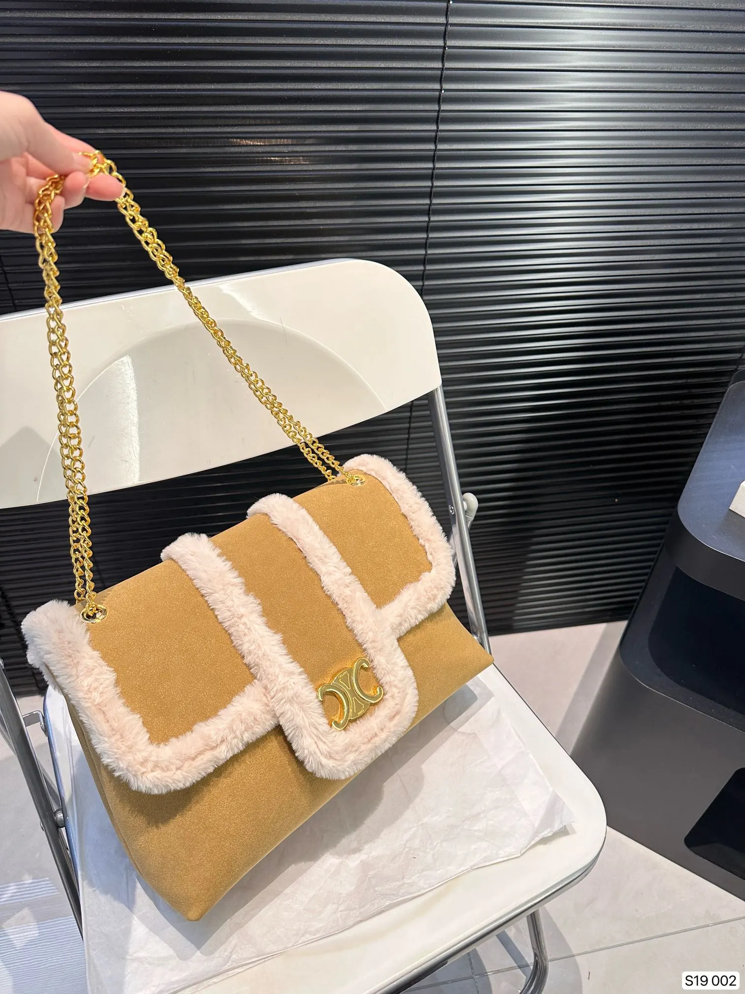 P145 赛琳秋冬限定|毛茸茸的celine链条包 celine这次的新品我很满意这只毛茸茸的托特真的很可爱,在秋叶飘零的时候背上有多应景了秋冬氛围感直接拿捏!尺寸:32 23 货号002