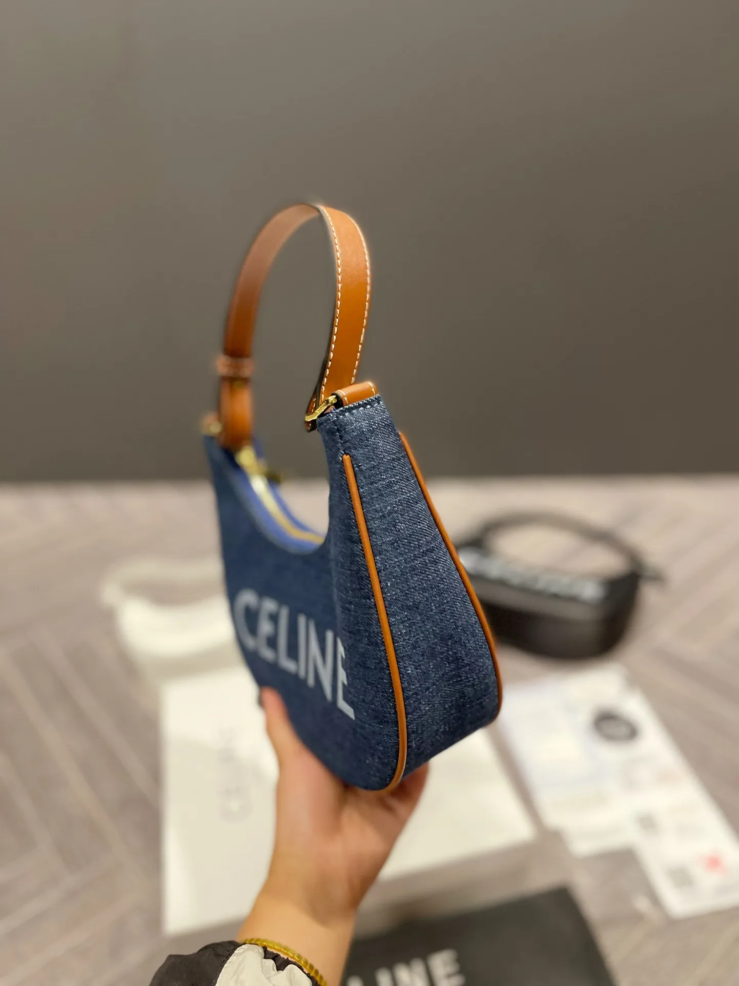 P110 Celine新款腋下包百搭休闲爱惨了~ CELINE这几天入的Celine包包们，不得不说这款白色腋下包也太好看了吧~简简单单的白色配logo字母真的非常任意门和什么衣服都好配不管深色还是淡色秋冬还是春夏搭配起来都是毫无违和感的 除了好搭配容量也是非常大之前用过老花腋下的宝宝应该.都知道钱包手机都是妥妥塞的下还松动有余动25 13cm