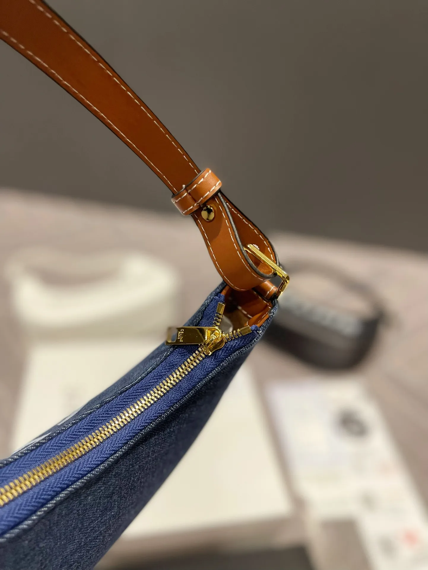 P110 Celine新款腋下包百搭休闲爱惨了~ CELINE这几天入的Celine包包们,不得不说这款白色腋下包也太好看了吧~简简单单的白色配logo字母真的非常任意门和什么衣服都好配不管深色还是淡色秋冬还是春夏搭配起来都是毫无违和感的 除了好搭配容量也是非常大之前用过老花腋下的宝宝应该.都知道钱包手机都是妥妥塞的下还松动有余动25 13cm