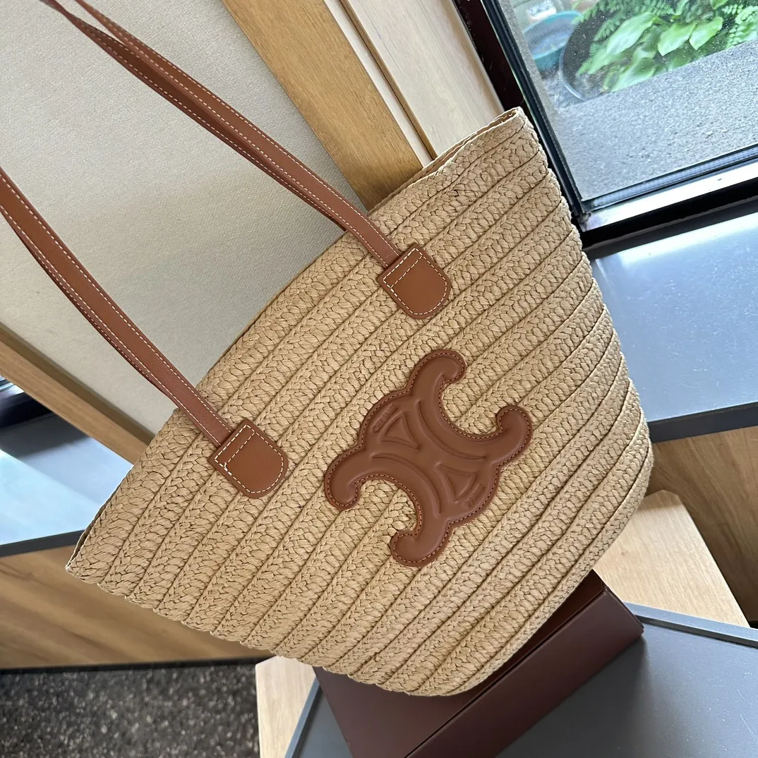 p110 Celine菜篮子草编包度假拍照太应景自思琳 Celine celine草编包菜篮子2020草编包天生就是绝配这款包采用摩洛哥特有的拉菲亚树纤维纯手工编织打造 手挽跟logo是自然色小牛皮干净利落大方 度假 背上它太适合不过了 尺寸 22cm