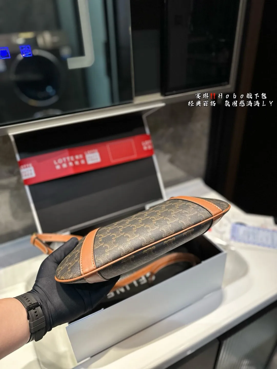 ❤️P150(礼盒包装)❤️ 赛琳 Hobo 腋下包 CELINE新款老花条纹Hobo手袋 🤩经典的老花图案搭配条纹设计,独特又时髦,轻松打造出优雅又摩登的氛围💫。Hobo包型设计既时尚又实用,适合日常出街、上班或周末旅行,随时随地都能让你变身焦点🔥。Hobo设计,宽大实用,可以装下日常必需品,肩背舒适,完美应对任何场合。💖 ⚠️尺寸33.26